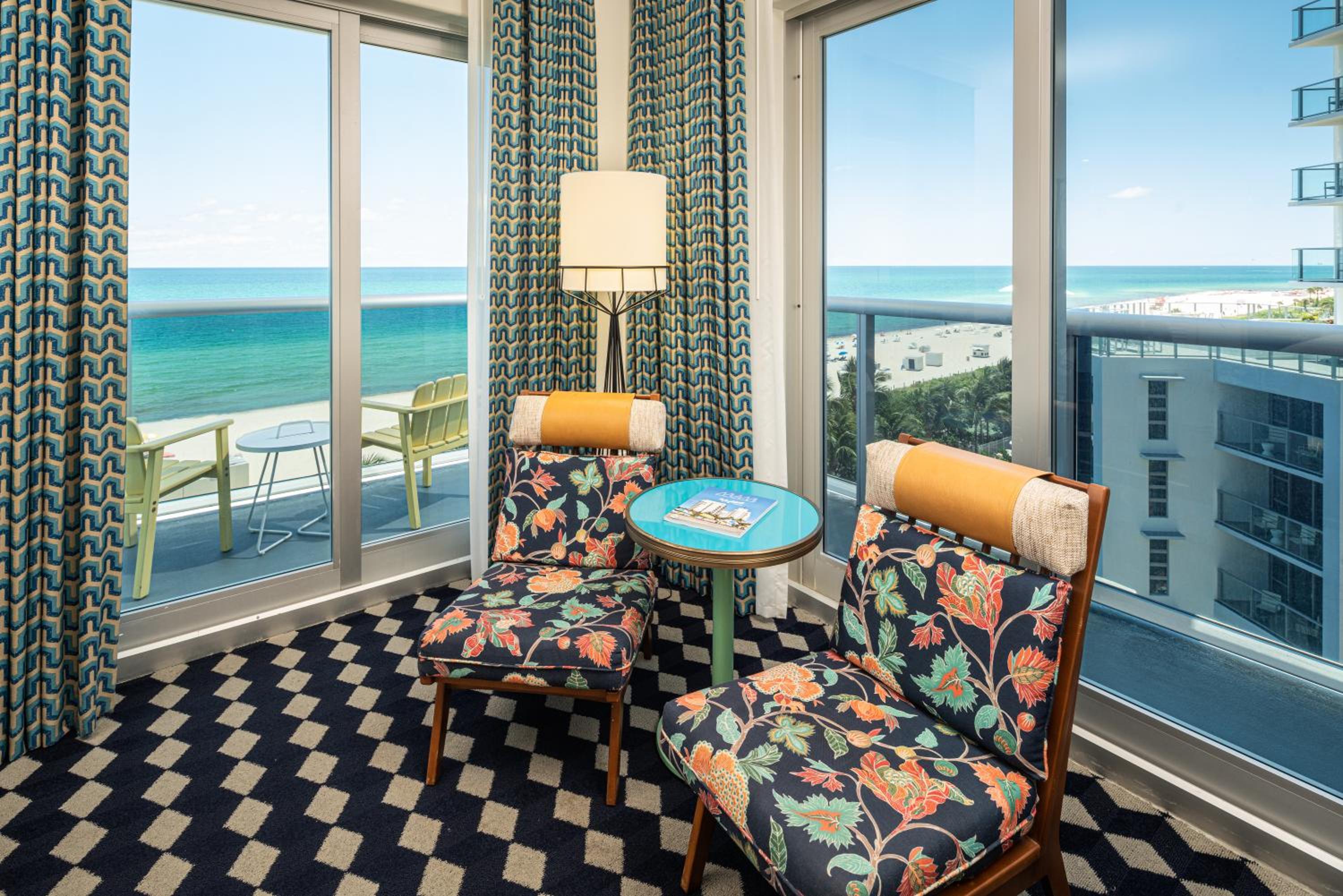 One-Bedroom King Room with Balcony - Panoramic Ocean View - Photo 8