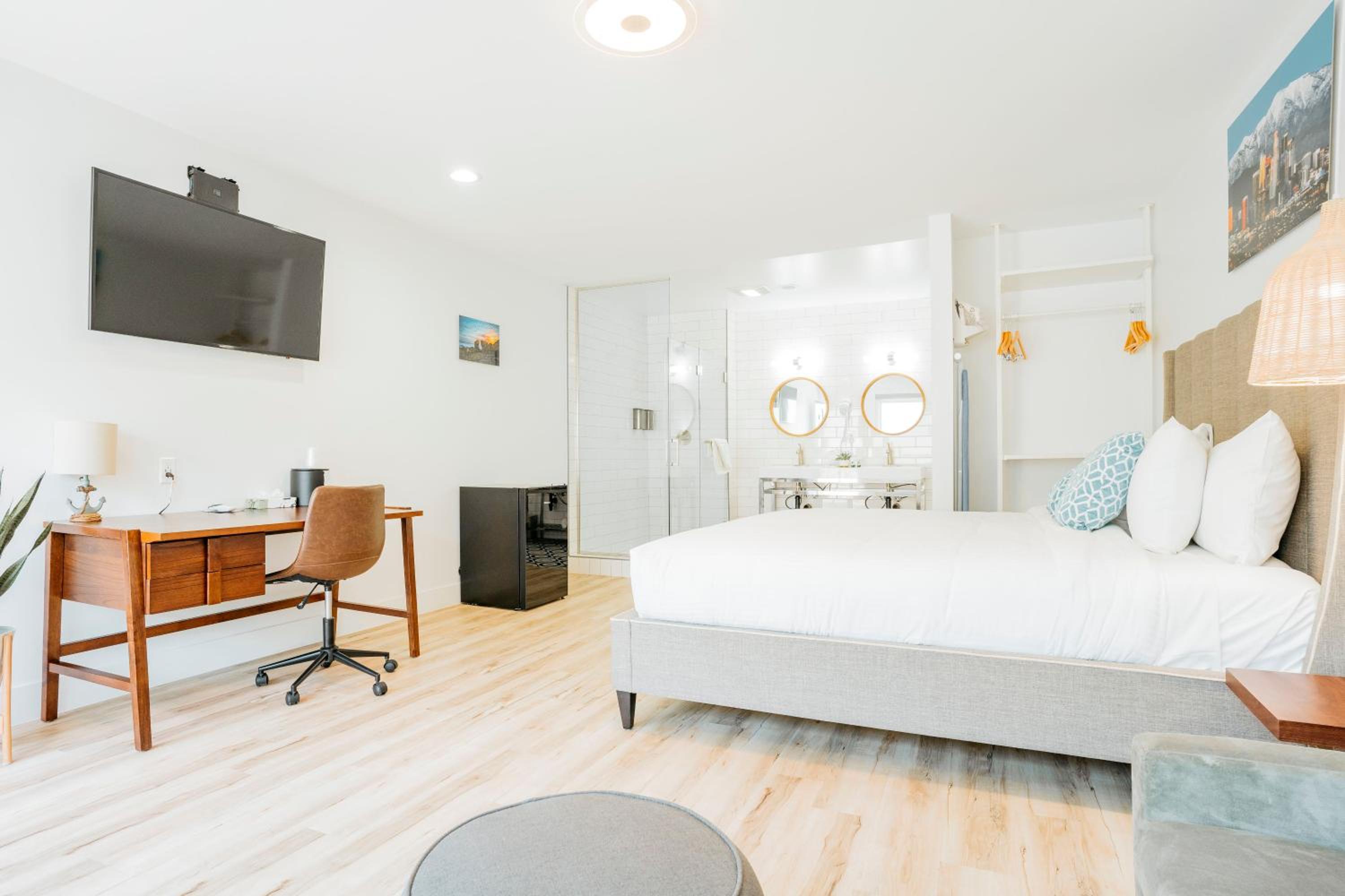 Superior King Suite - Photo 9