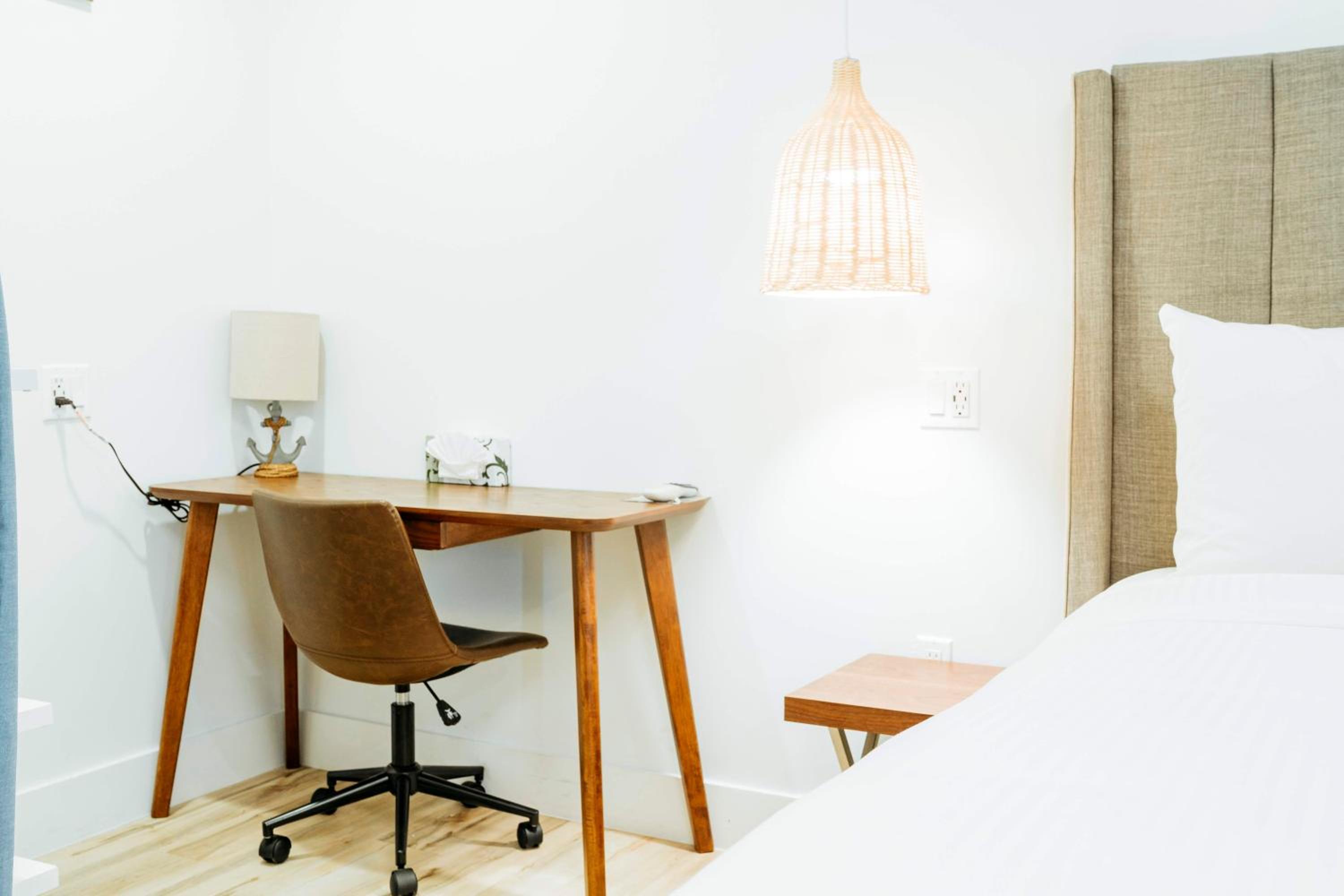 Standard Queen Room - Photo 6
