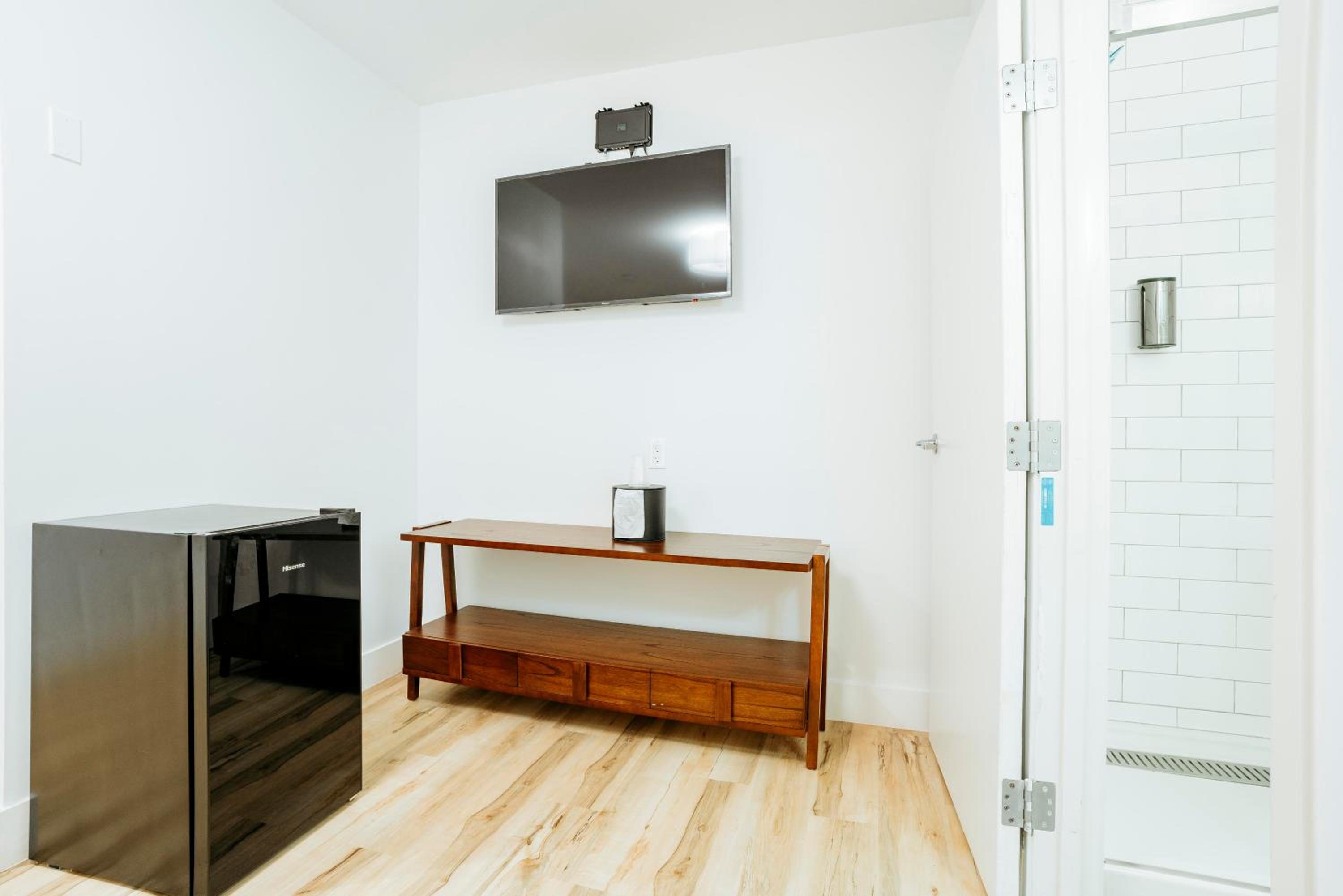 Standard Queen Room - Photo 8