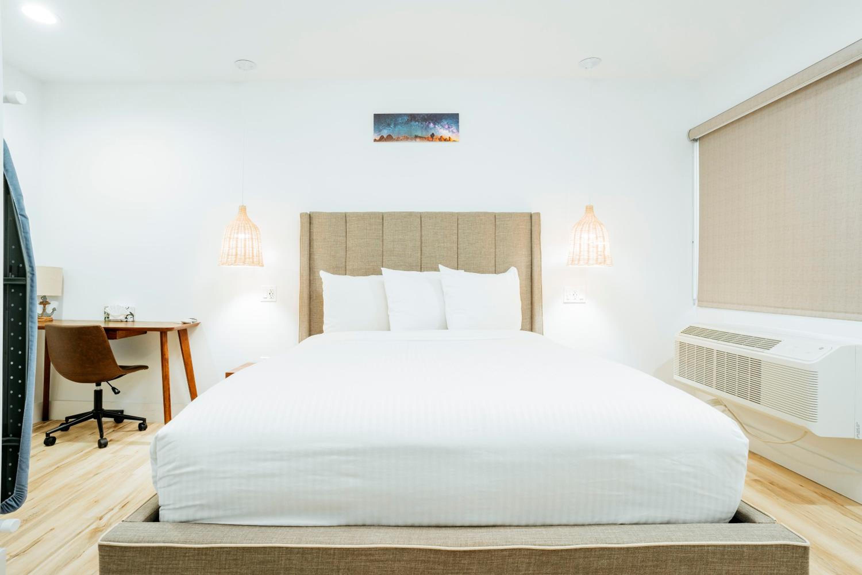 Standard Queen Room - Photo 9