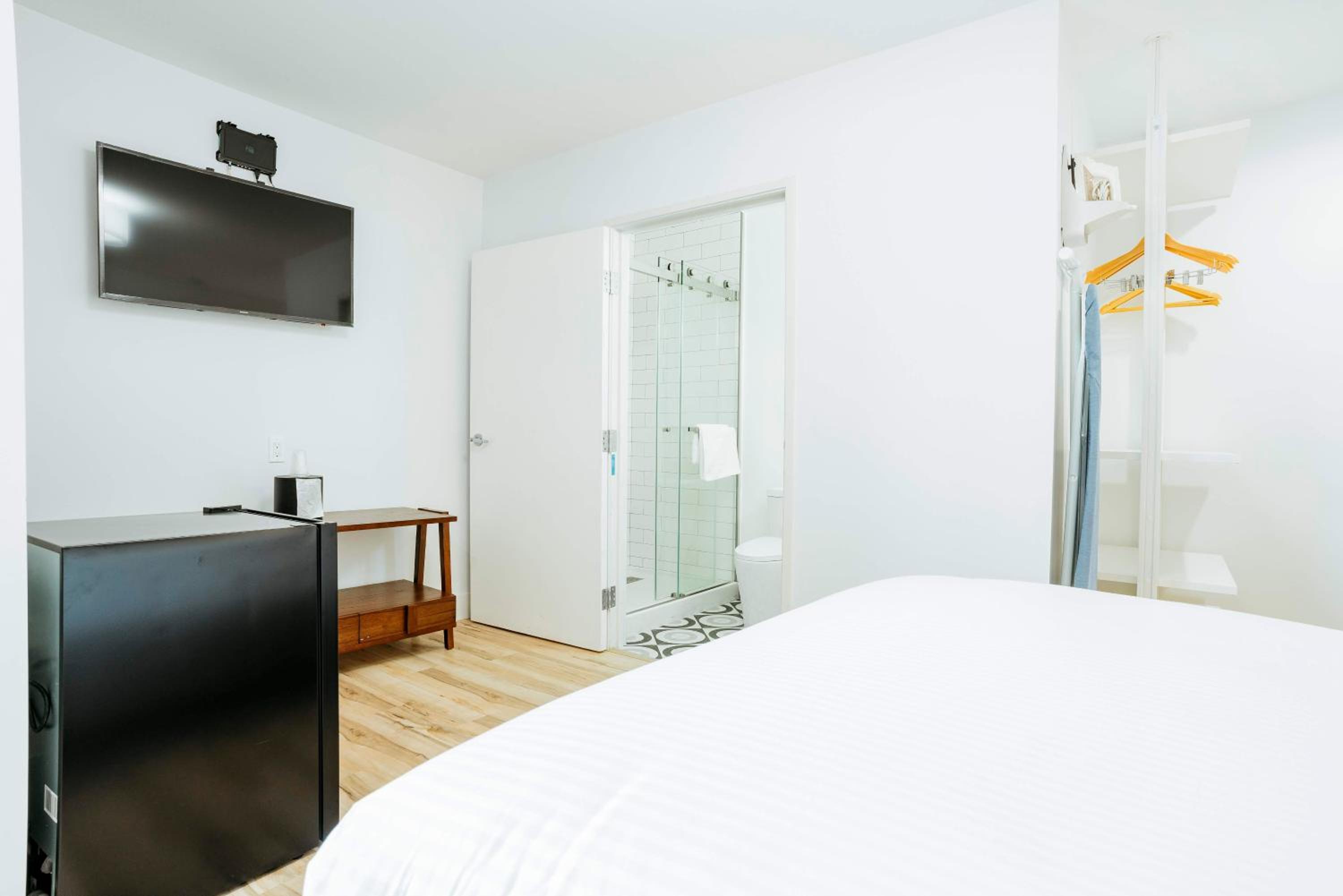 Standard Queen Room - Photo 10