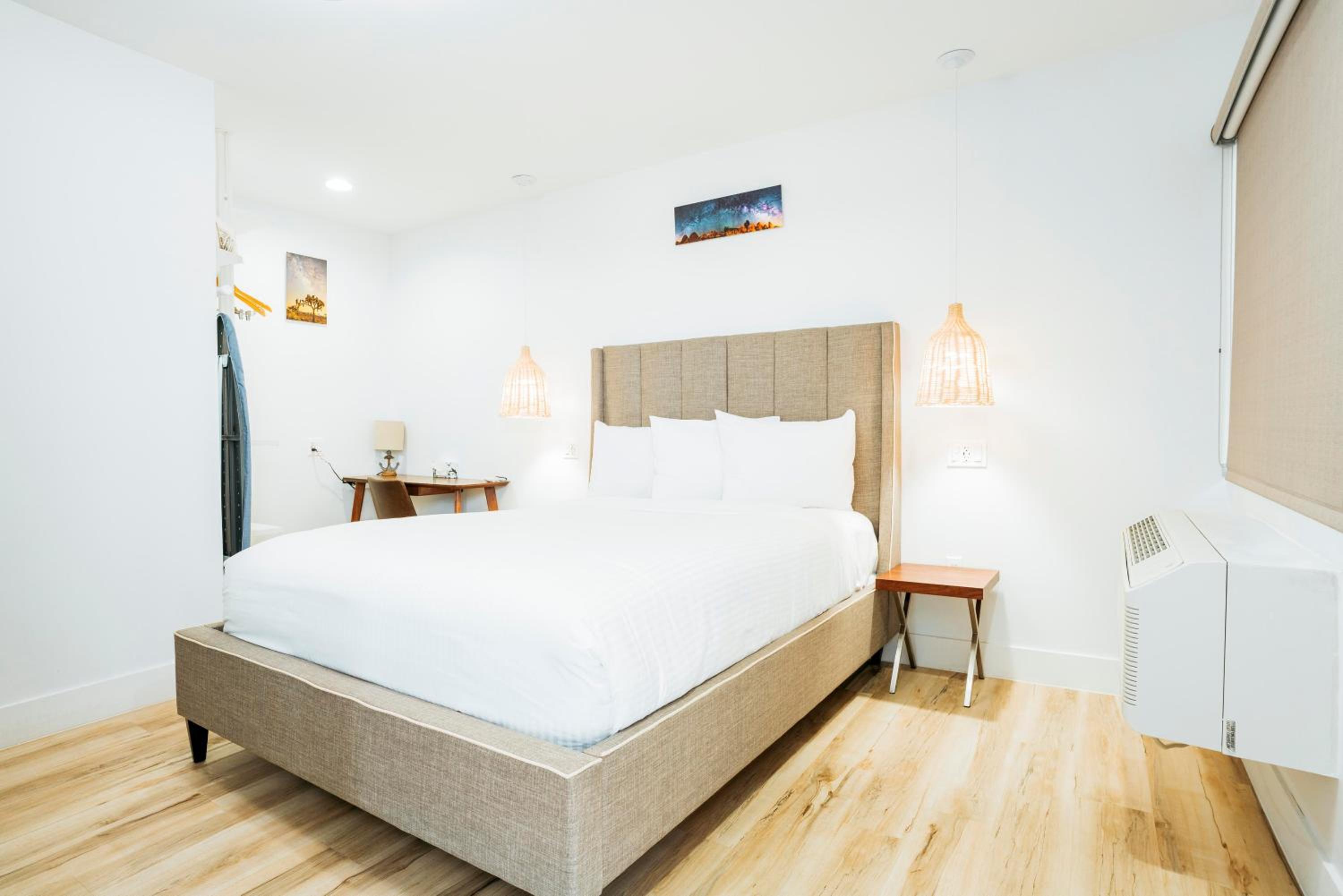 Standard Queen Room - Photo 11