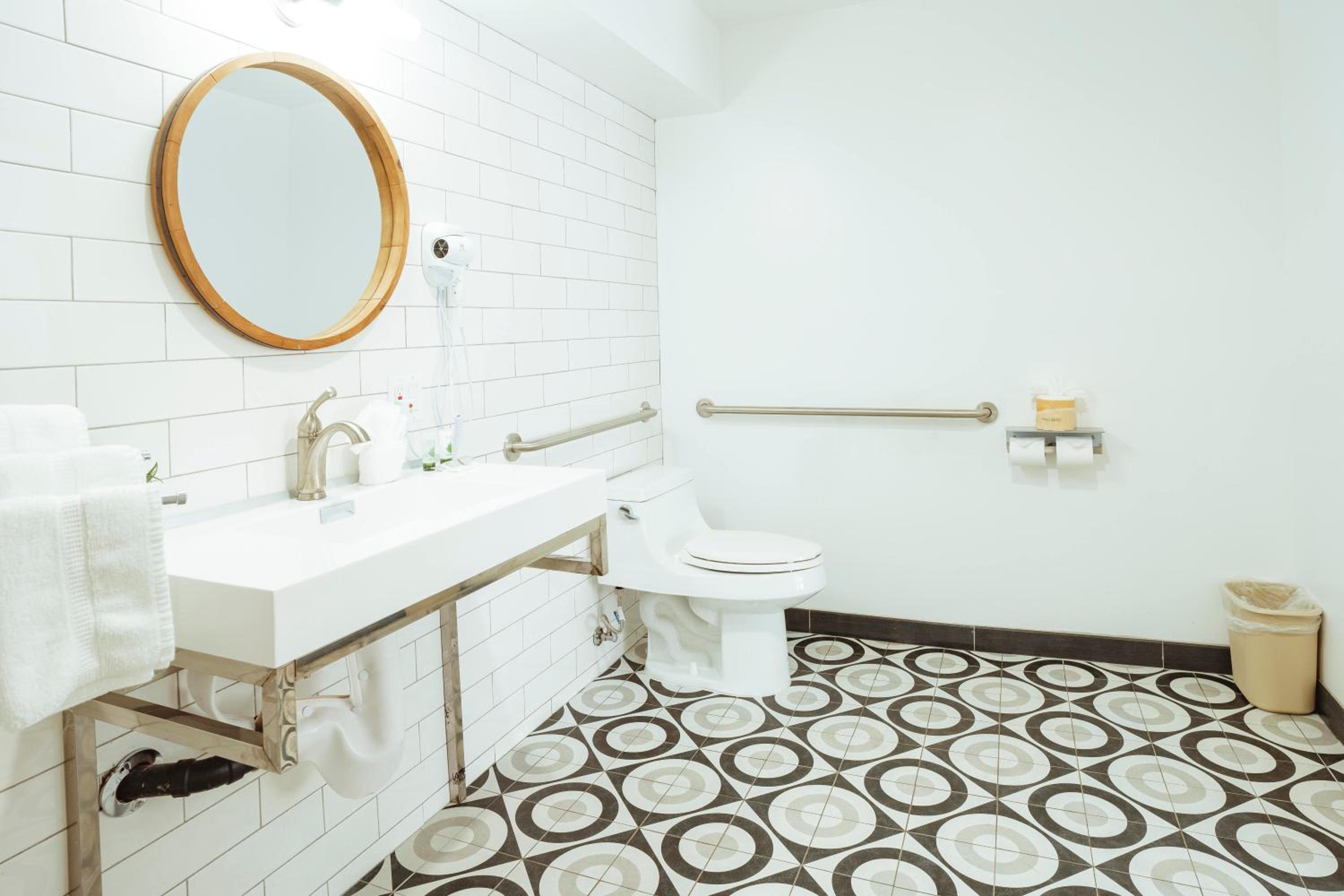 Queen Room - Disability Access - Photo 13