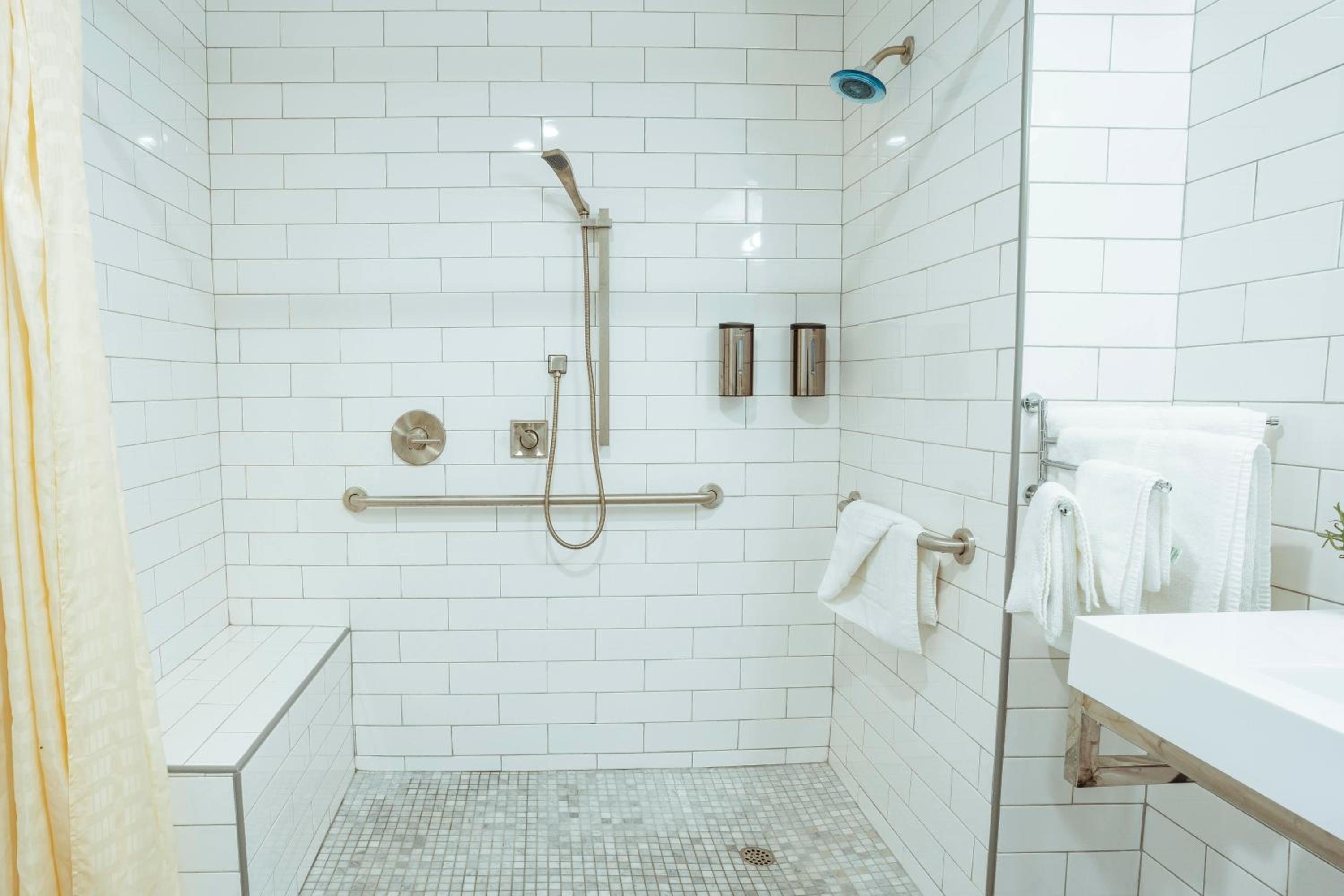 Queen Room - Disability Access - Photo 12