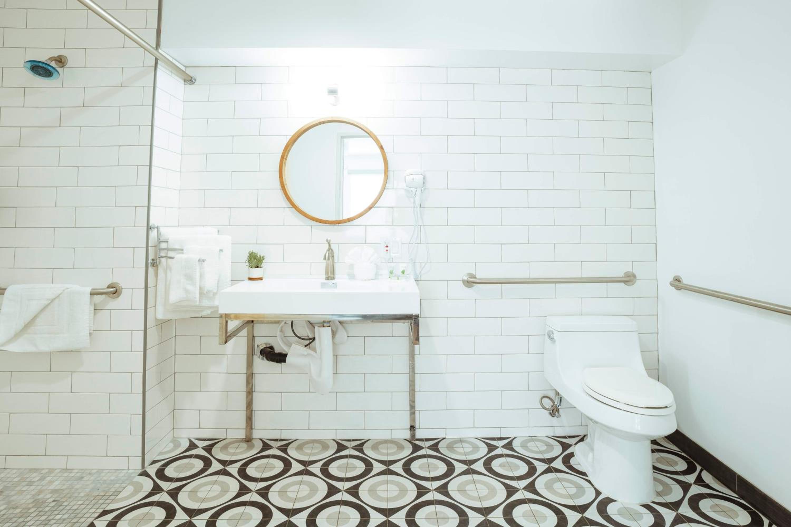 Queen Room - Disability Access - Photo 11