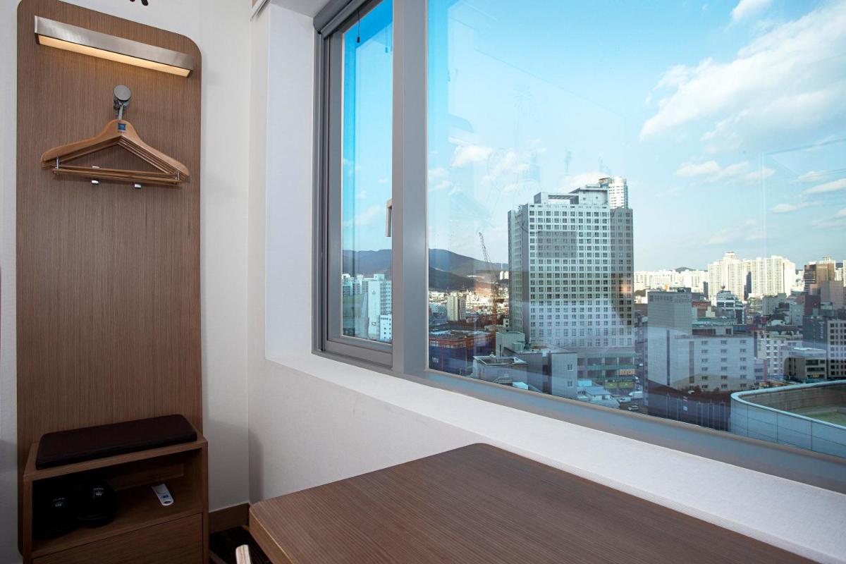 Standard Twin Room with City View photo 3