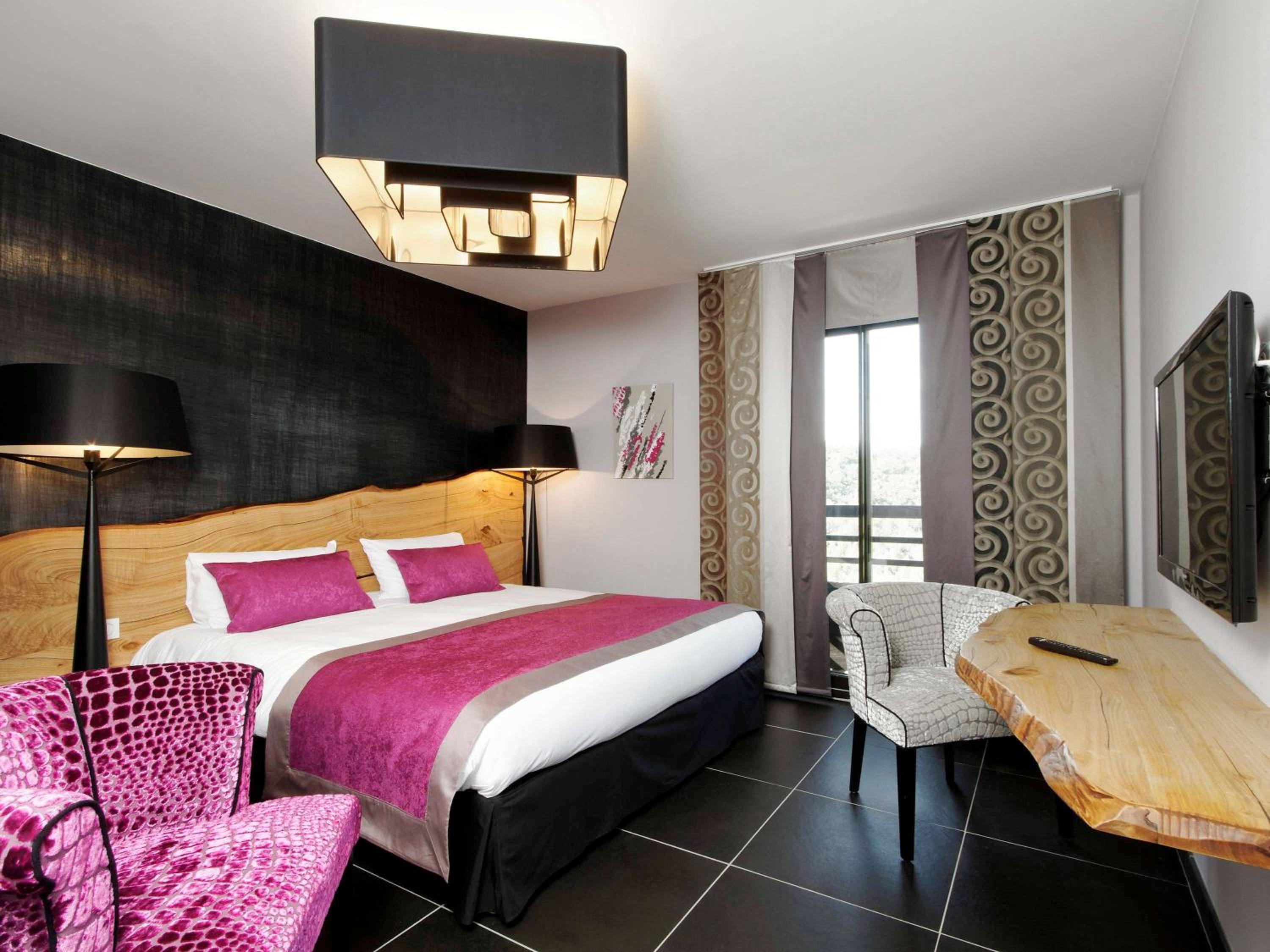 Standard Room with a King Bed - Photo 5