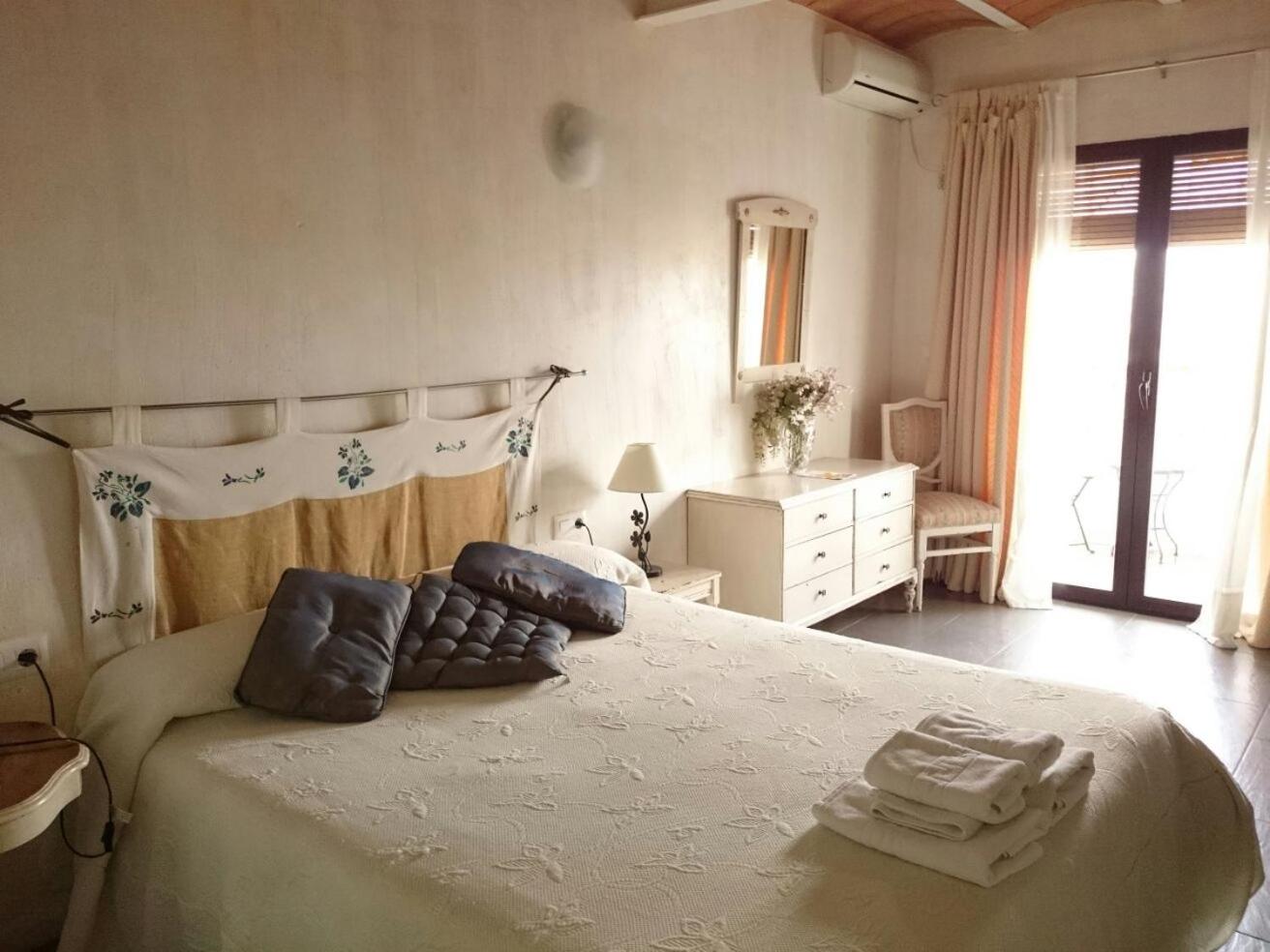Double Room with Balcony - Photo 10