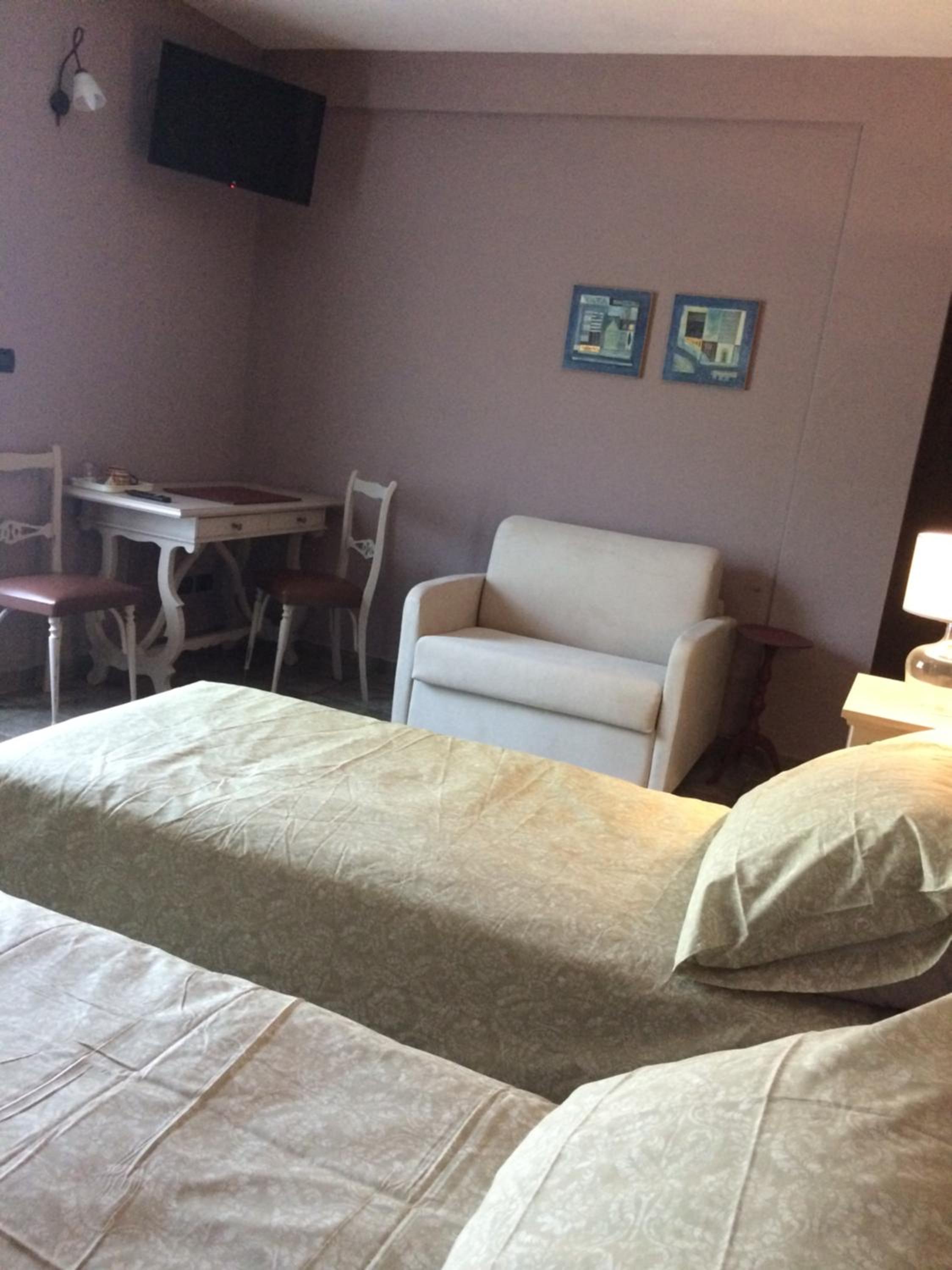 Twin Room with Private Bathroom - Photo 5