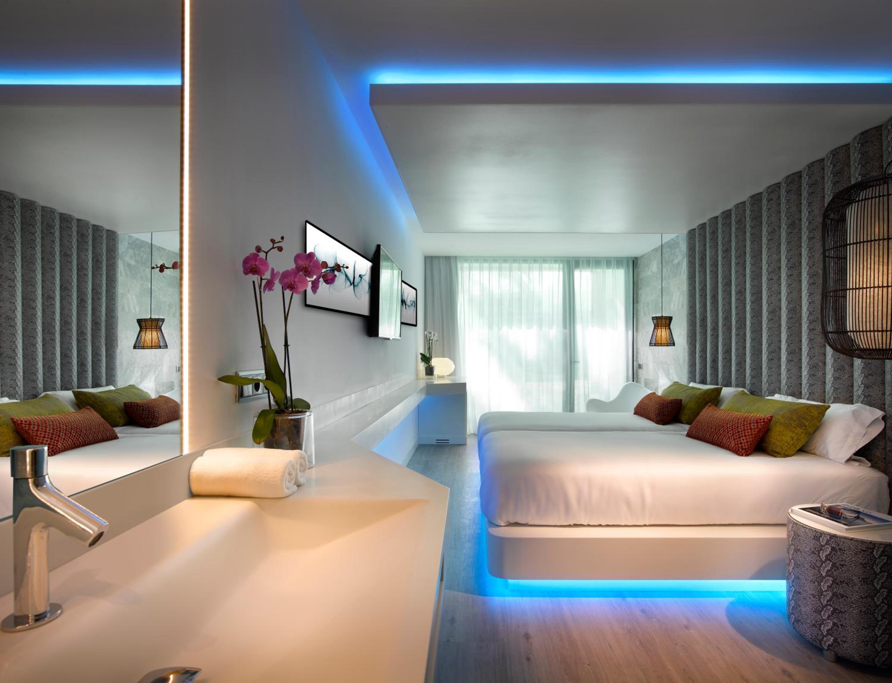 Deluxe Double Or Twin Room (2 Adults + 1 Child)