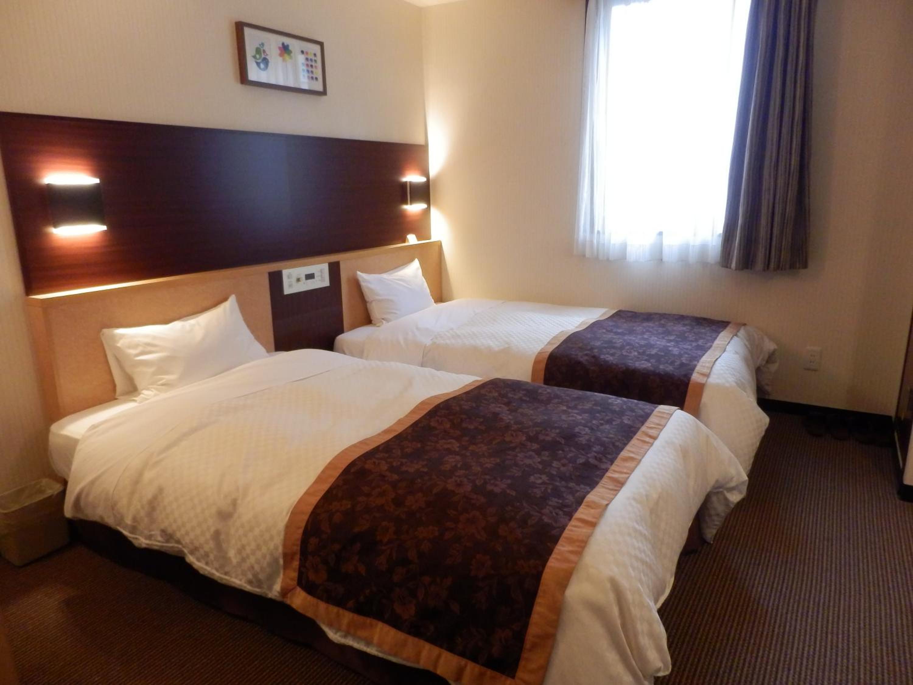 Twin Room - Non-Smoking photo 2