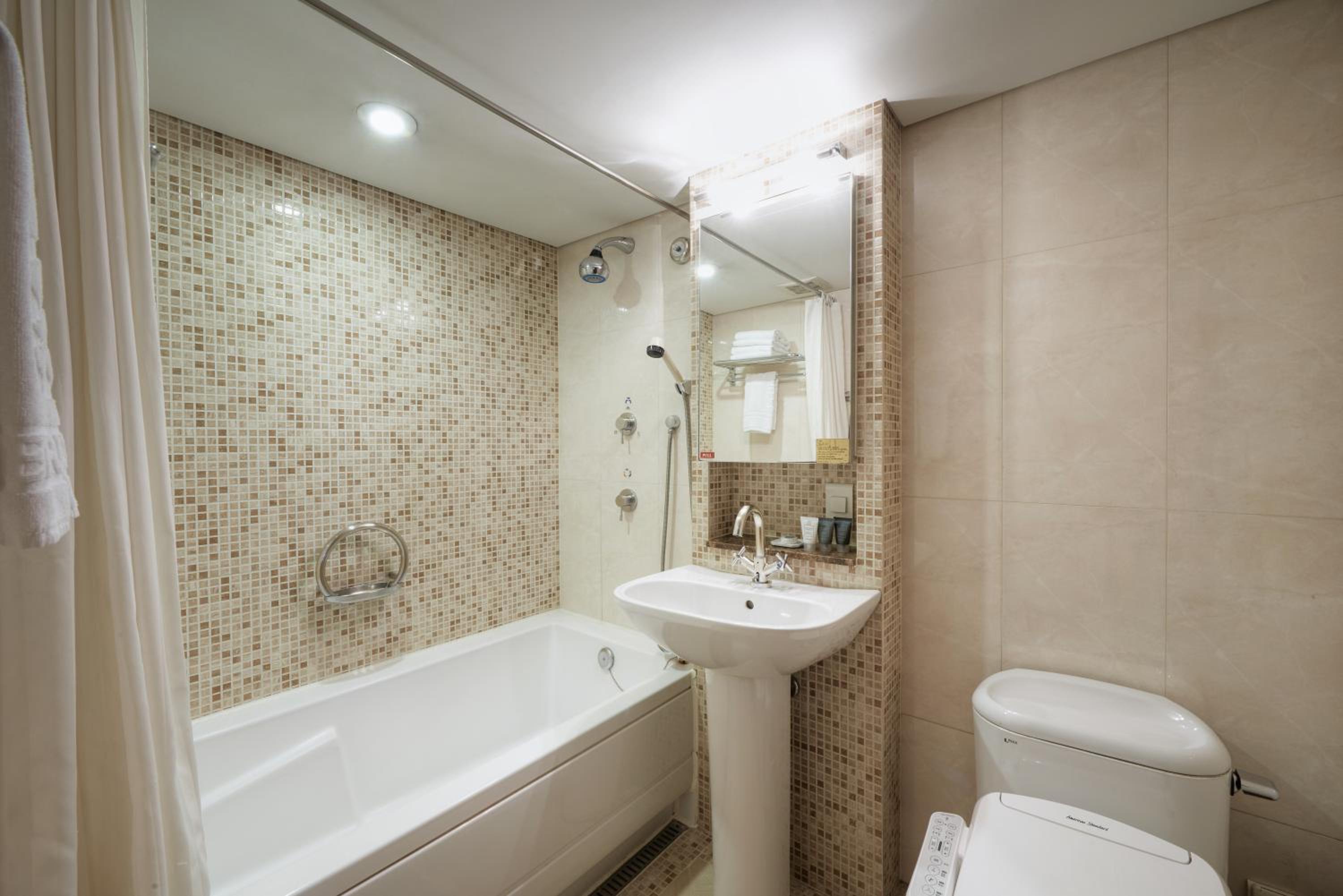 Staycation Offer - Foreigner Only - Luxury Twin Room photo 2