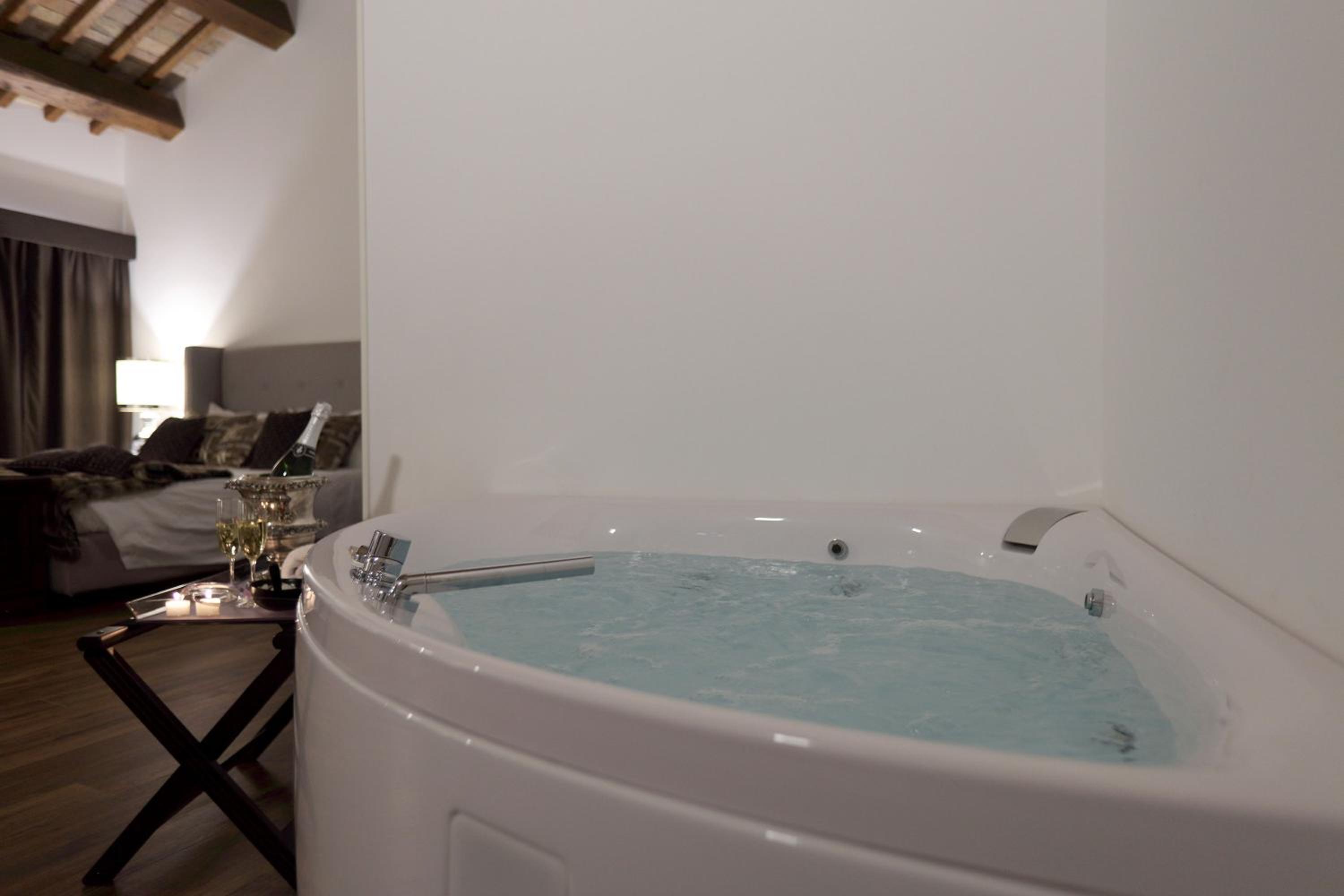 Queen Room with Spa Bath - Photo 8