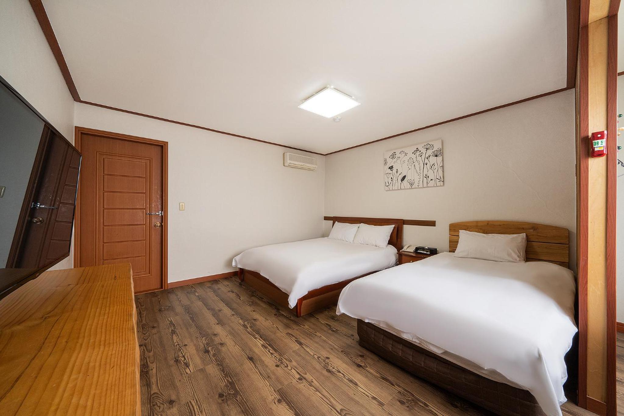 Deluxe Twin Room with Sea View photo 2