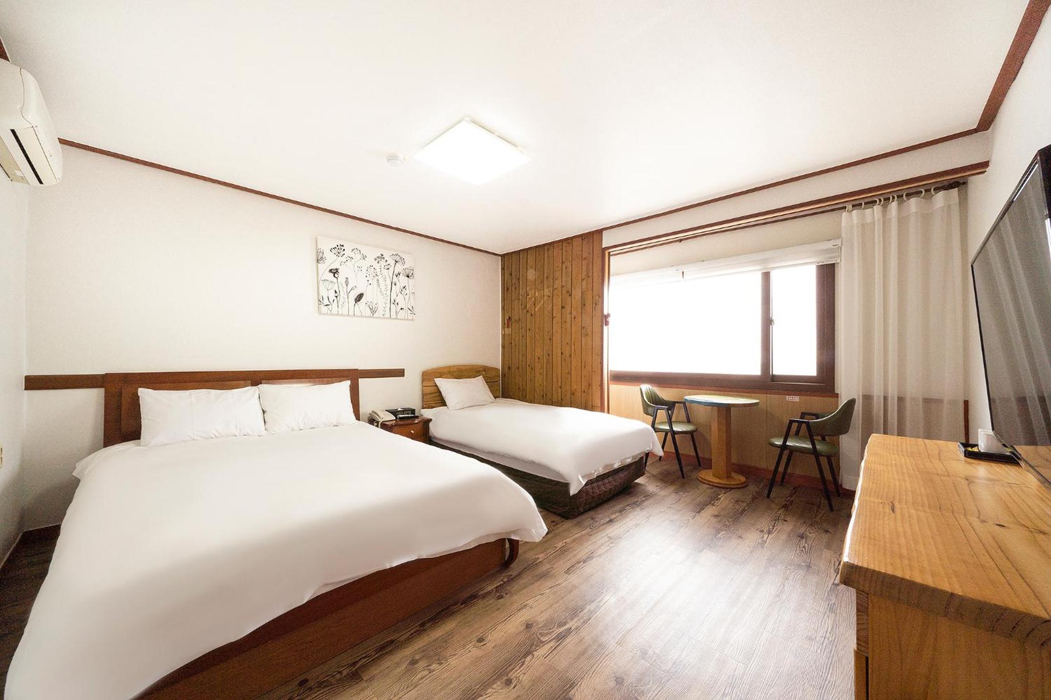 Deluxe Twin Room with Sea View photo 3