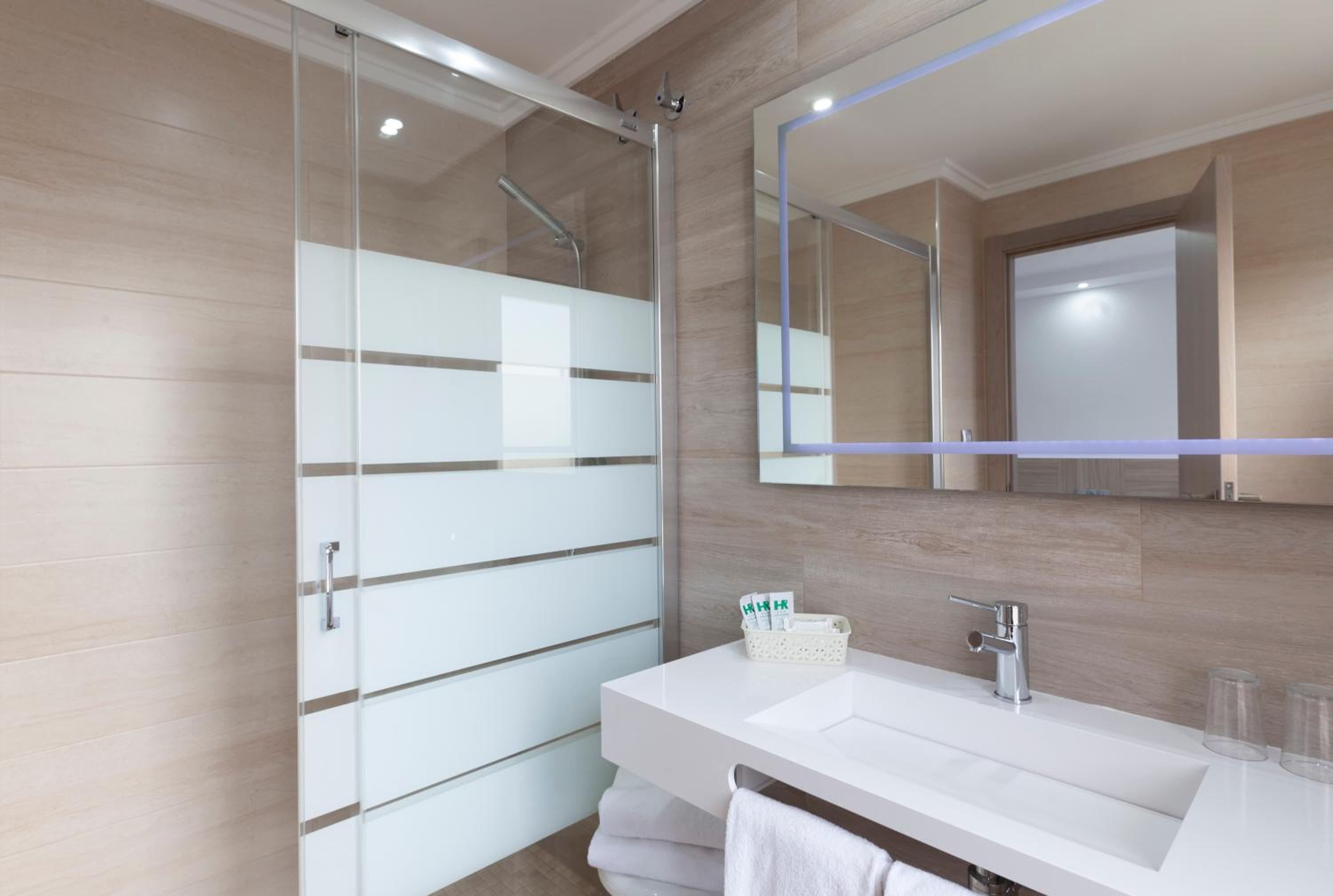 Triple Room (2 Adults + 1 Child) - Photo 8