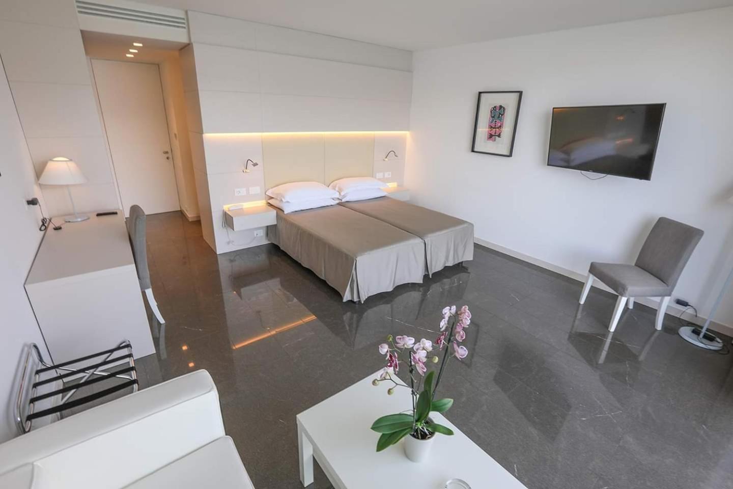 Junior Suite Superior with Balcony/Terrace and Lake View photo 2