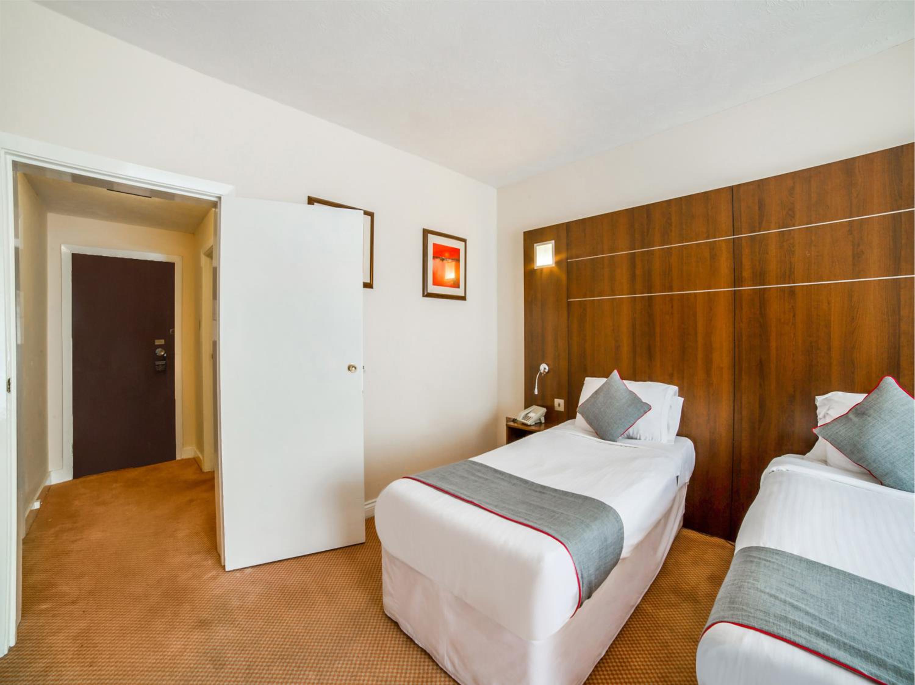 Standard Twin Room - Photo 1