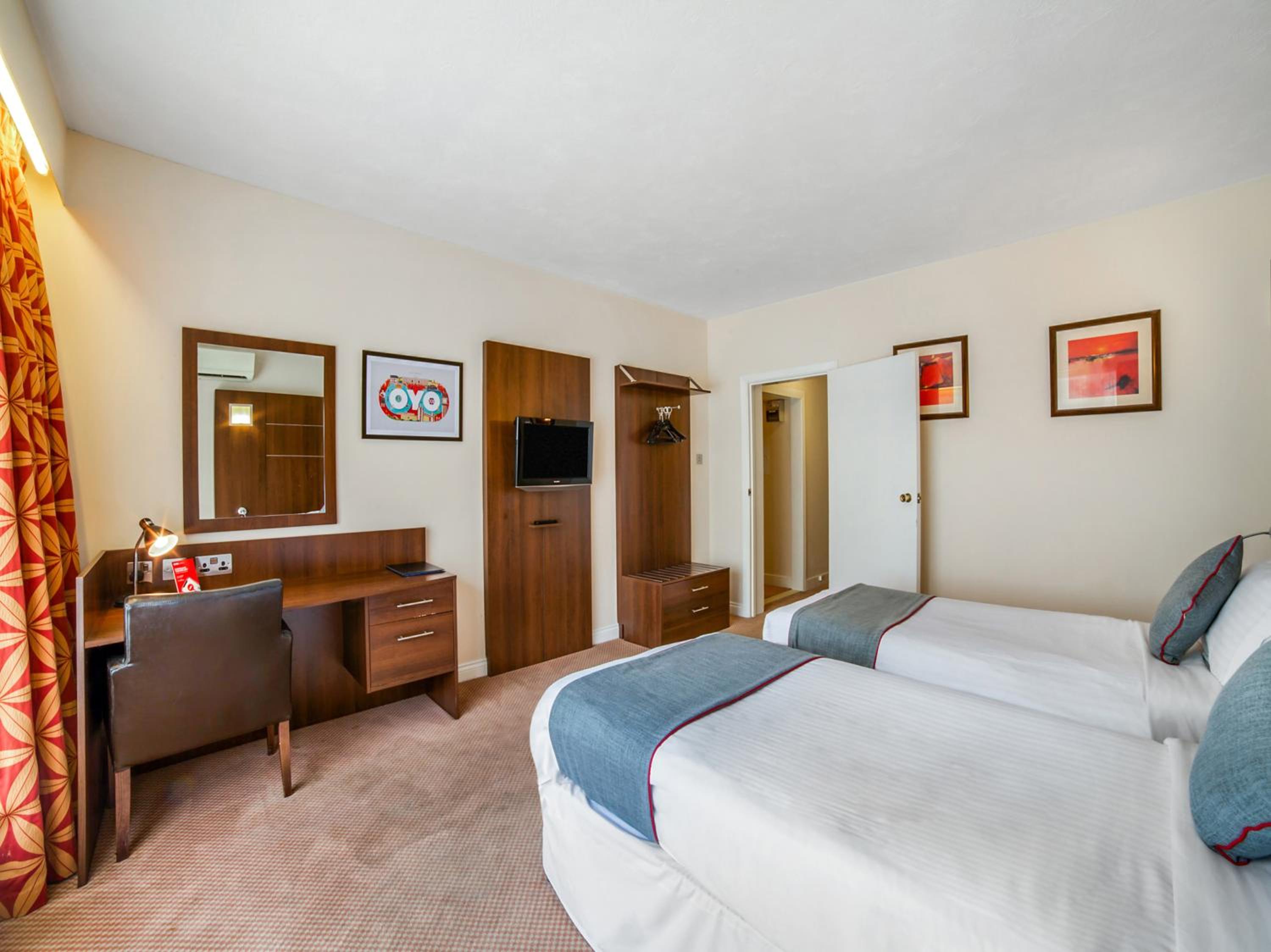 Standard Twin Room - Photo 4
