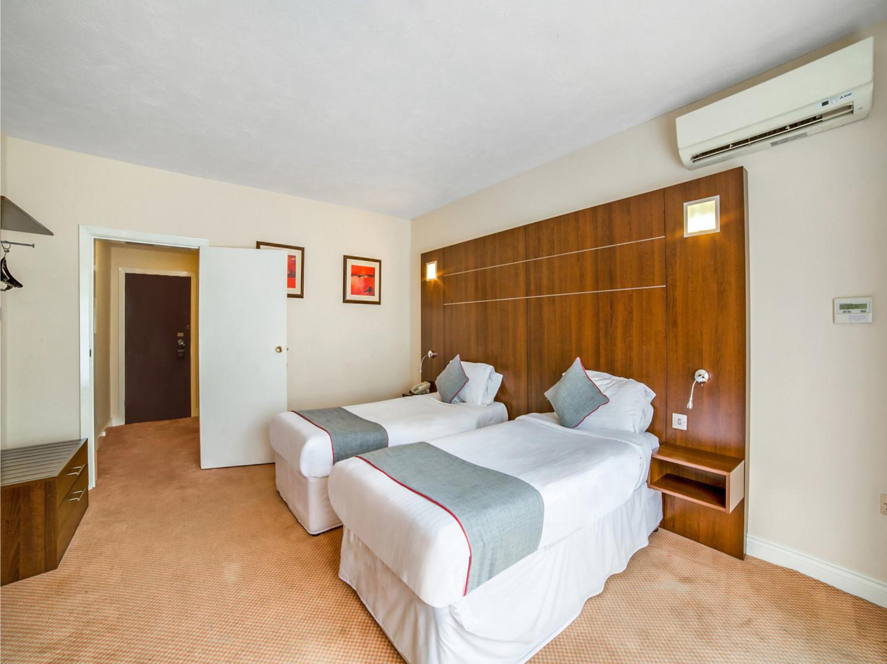 Standard Twin Room - Photo 5