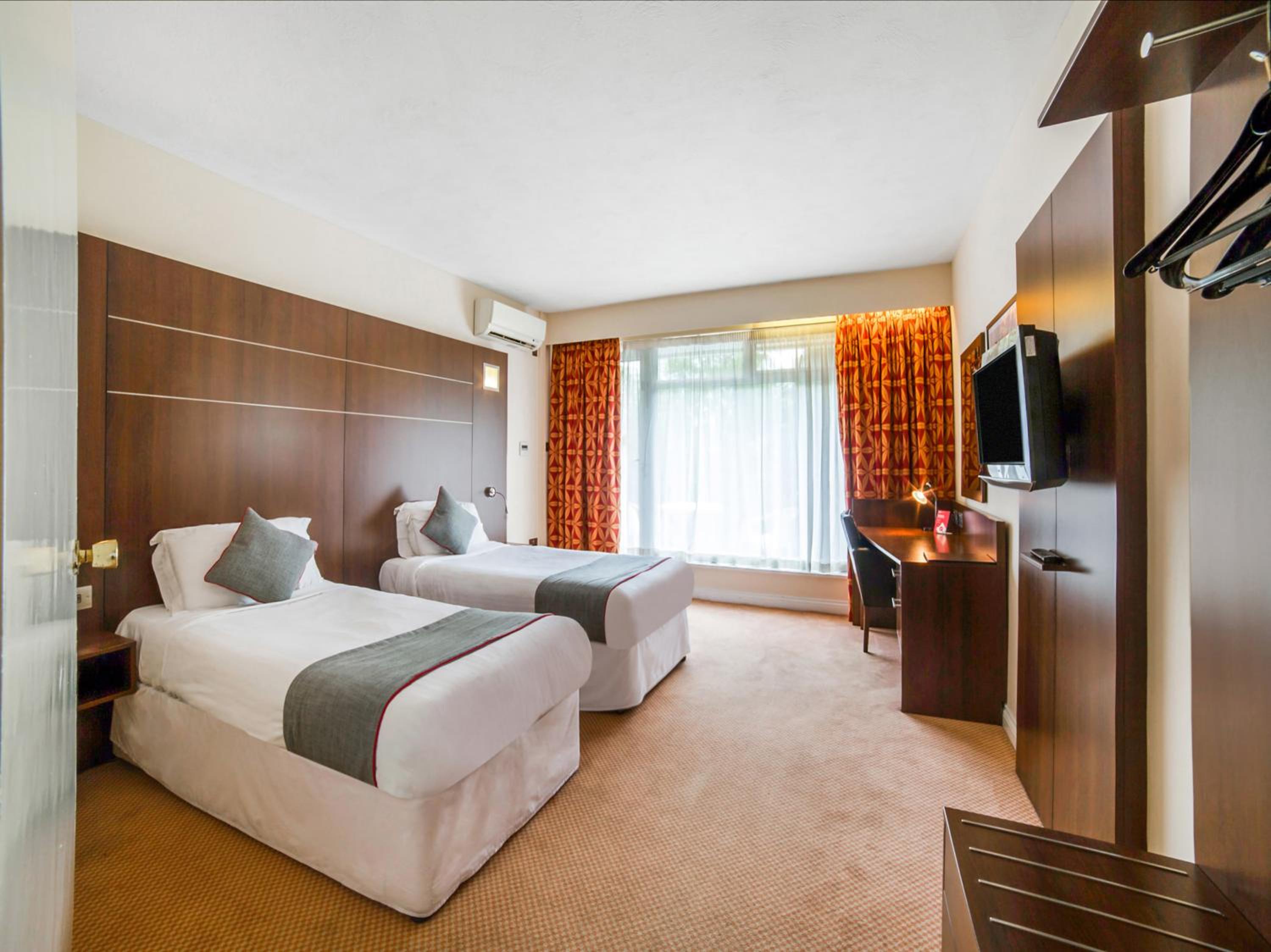 Standard Twin Room - Photo 9