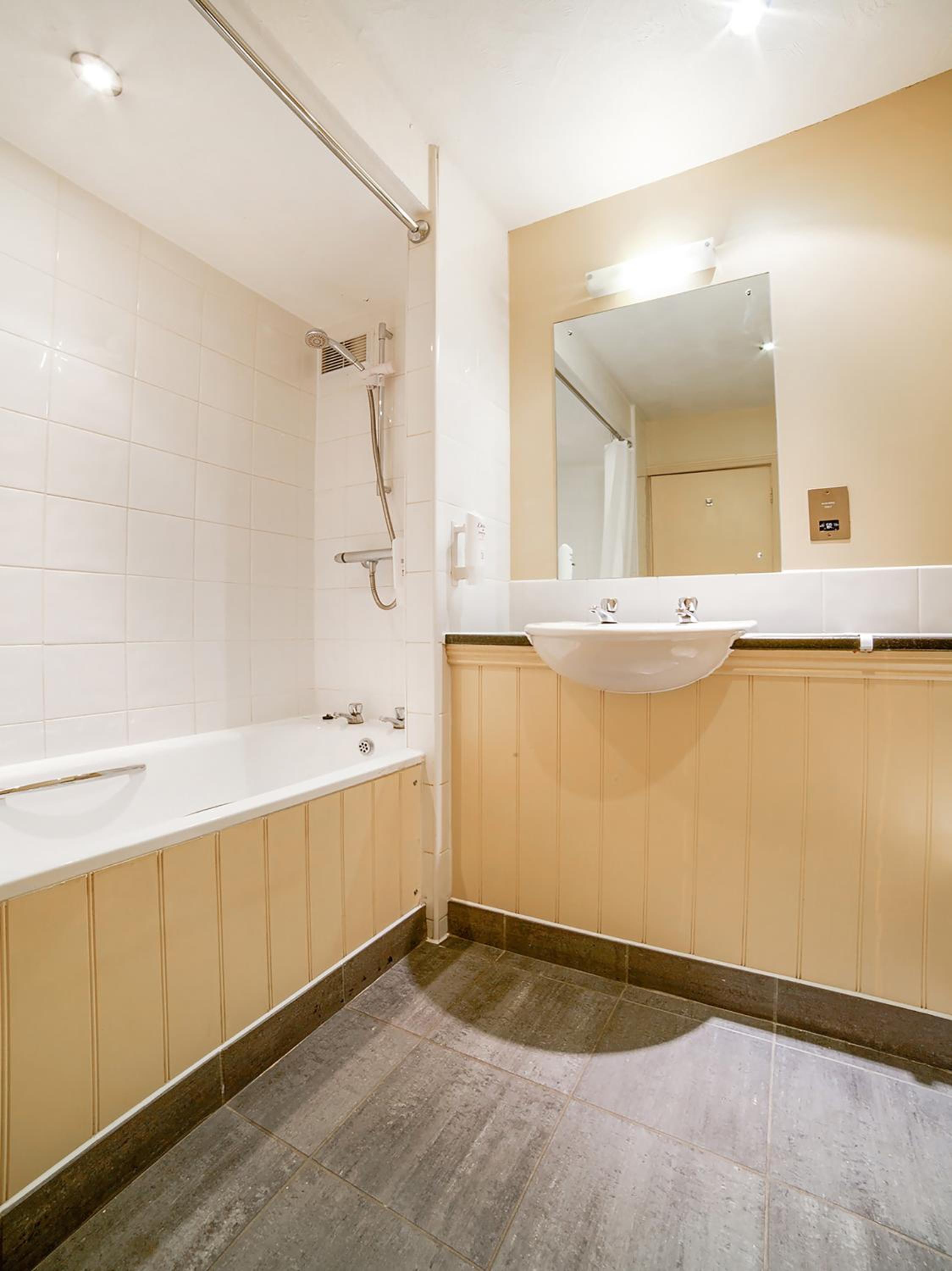 Standard Twin Room - Photo 18