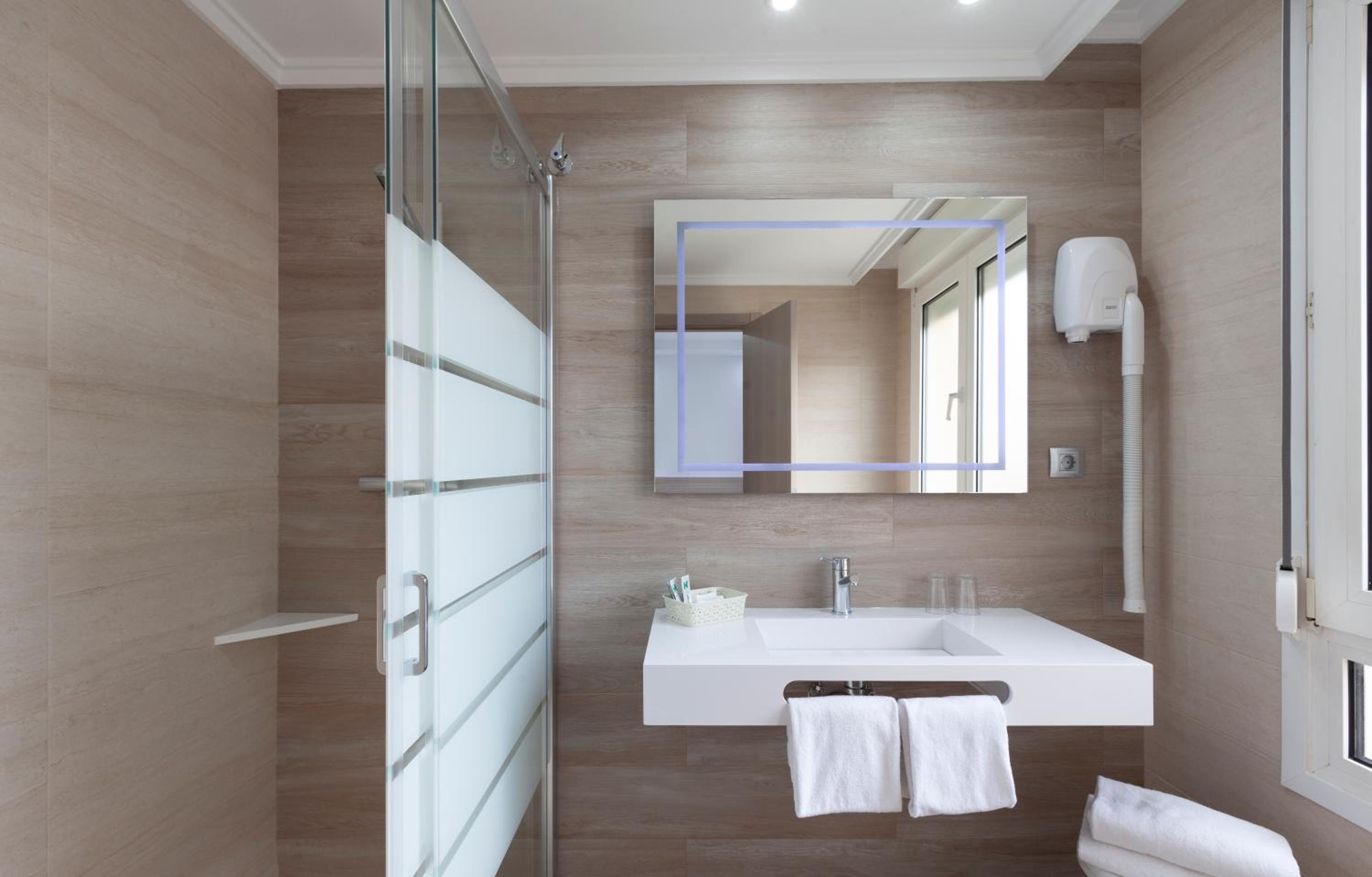 Triple Room (2 Adults + 1 Child) - Photo 7