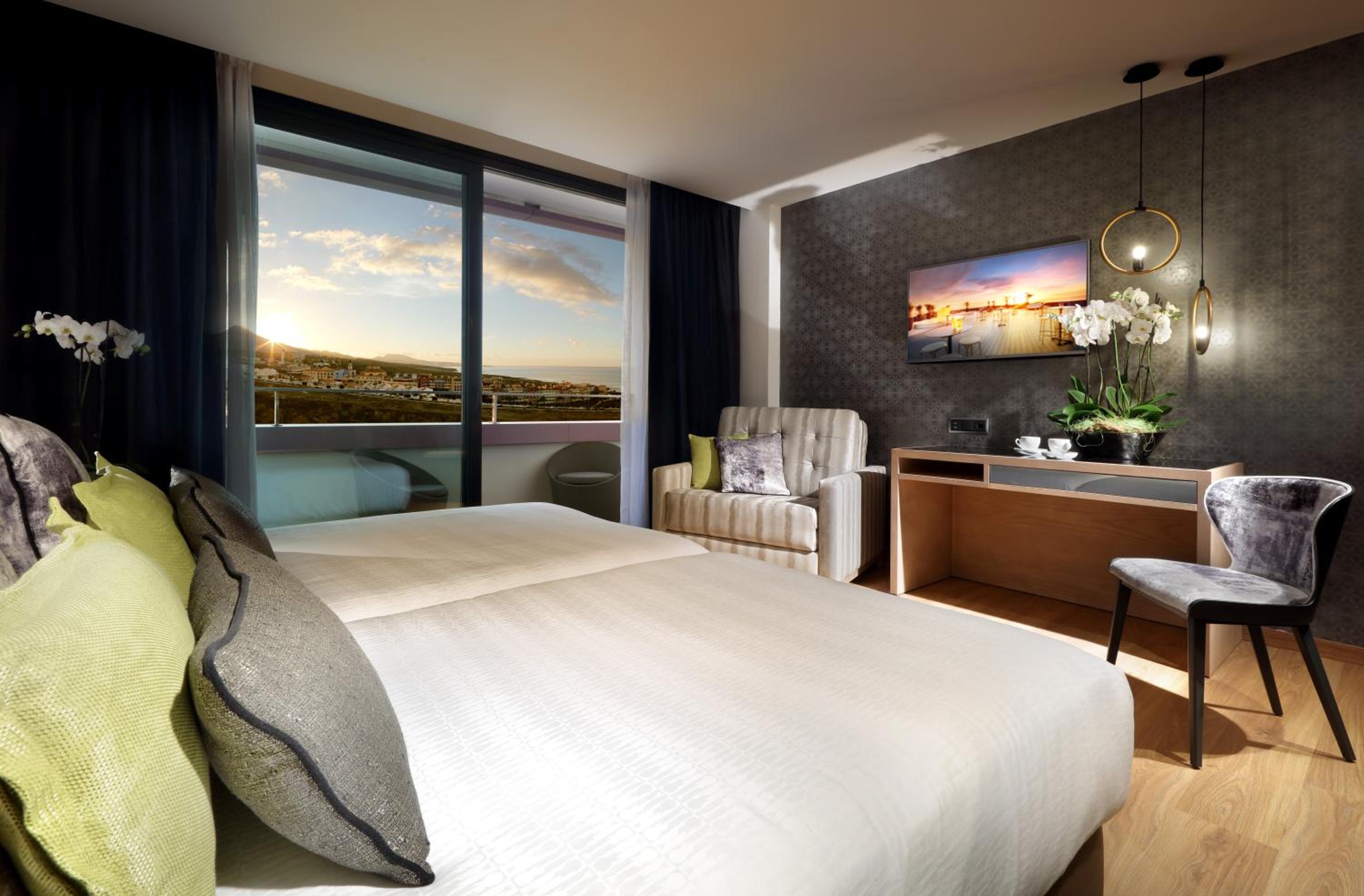 Deluxe Silver Room