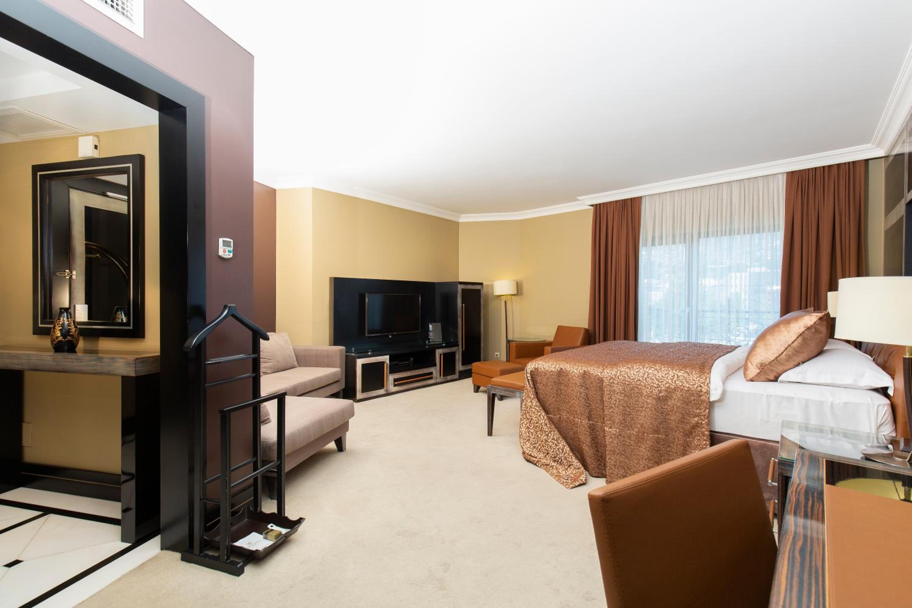 Corner Room with Spa Bath - Photo 1