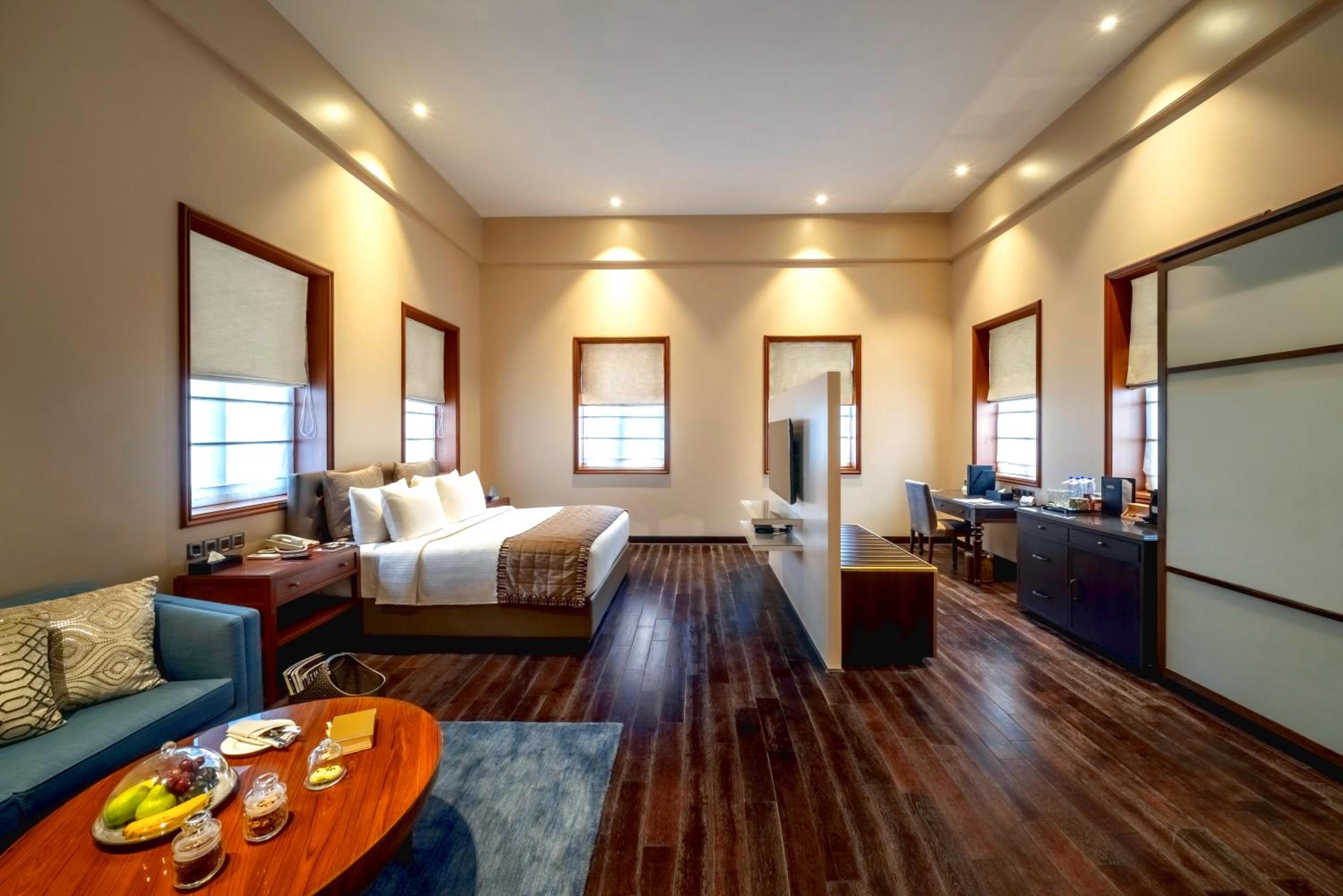 Premier Club Room - 10% off on Laundry and Travel desk - Photo 7
