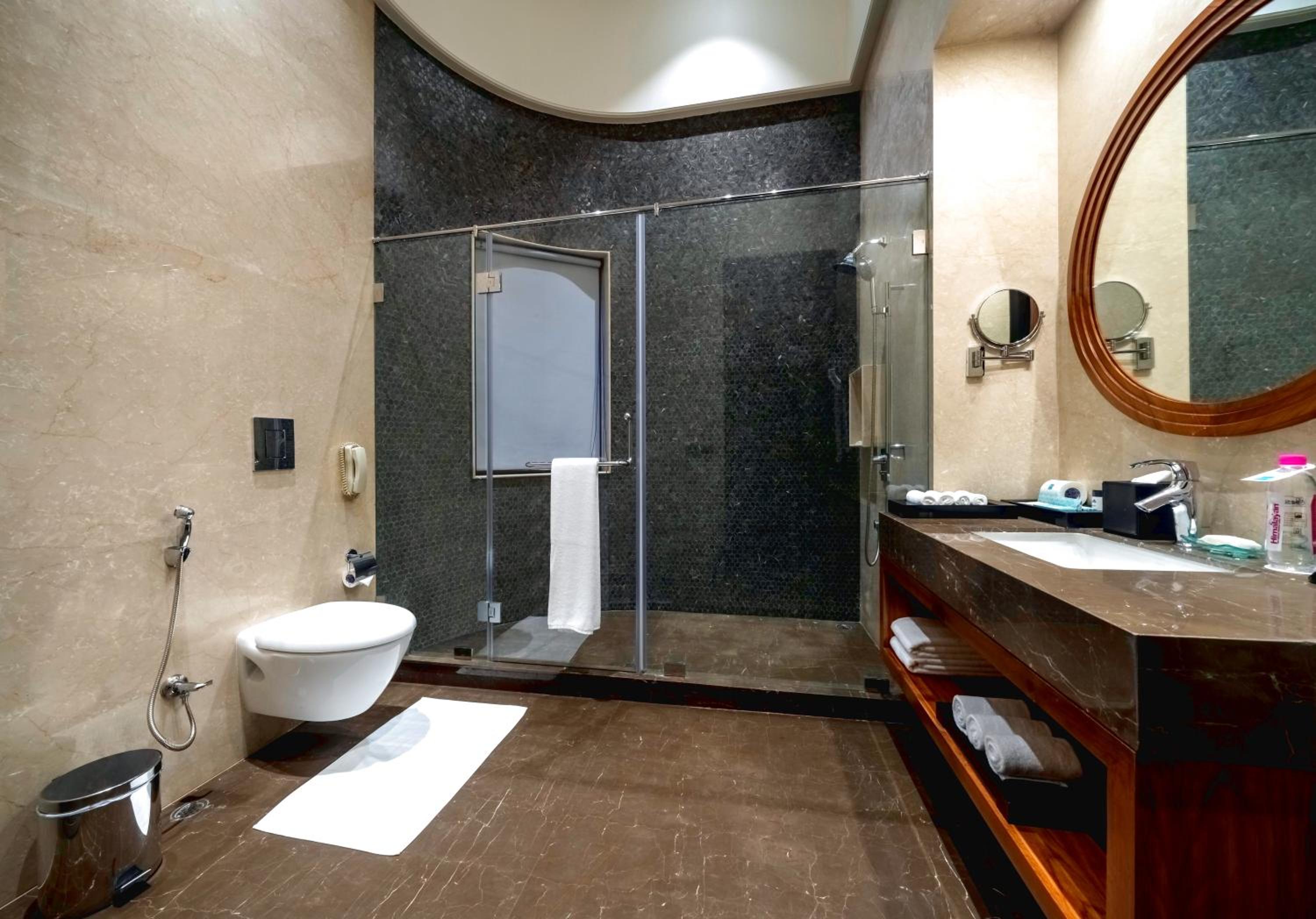 Premier Club Room - 10% off on Laundry and Travel desk - Photo 6