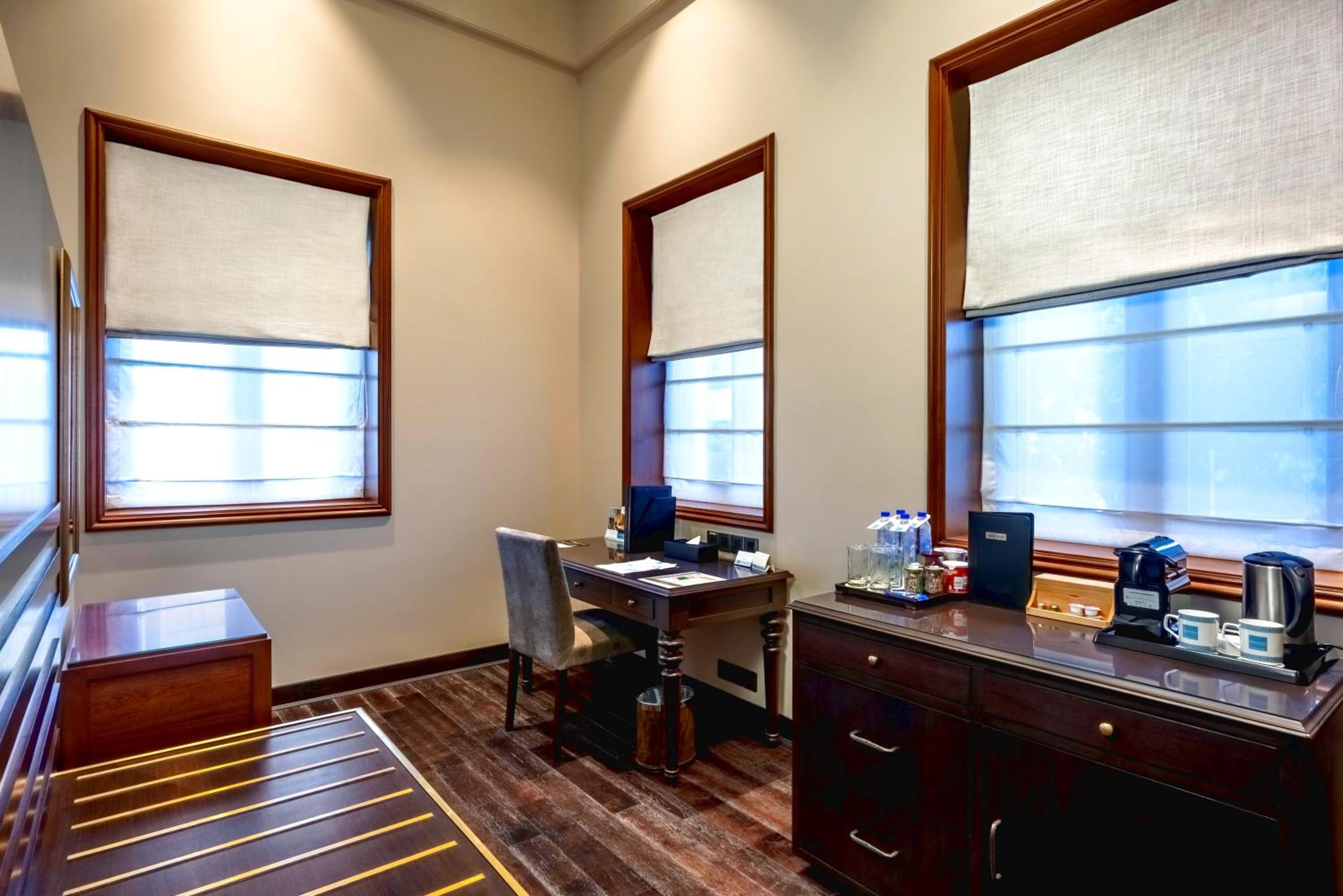 Premier Club Room - 10% off on Laundry and Travel desk - Photo 3