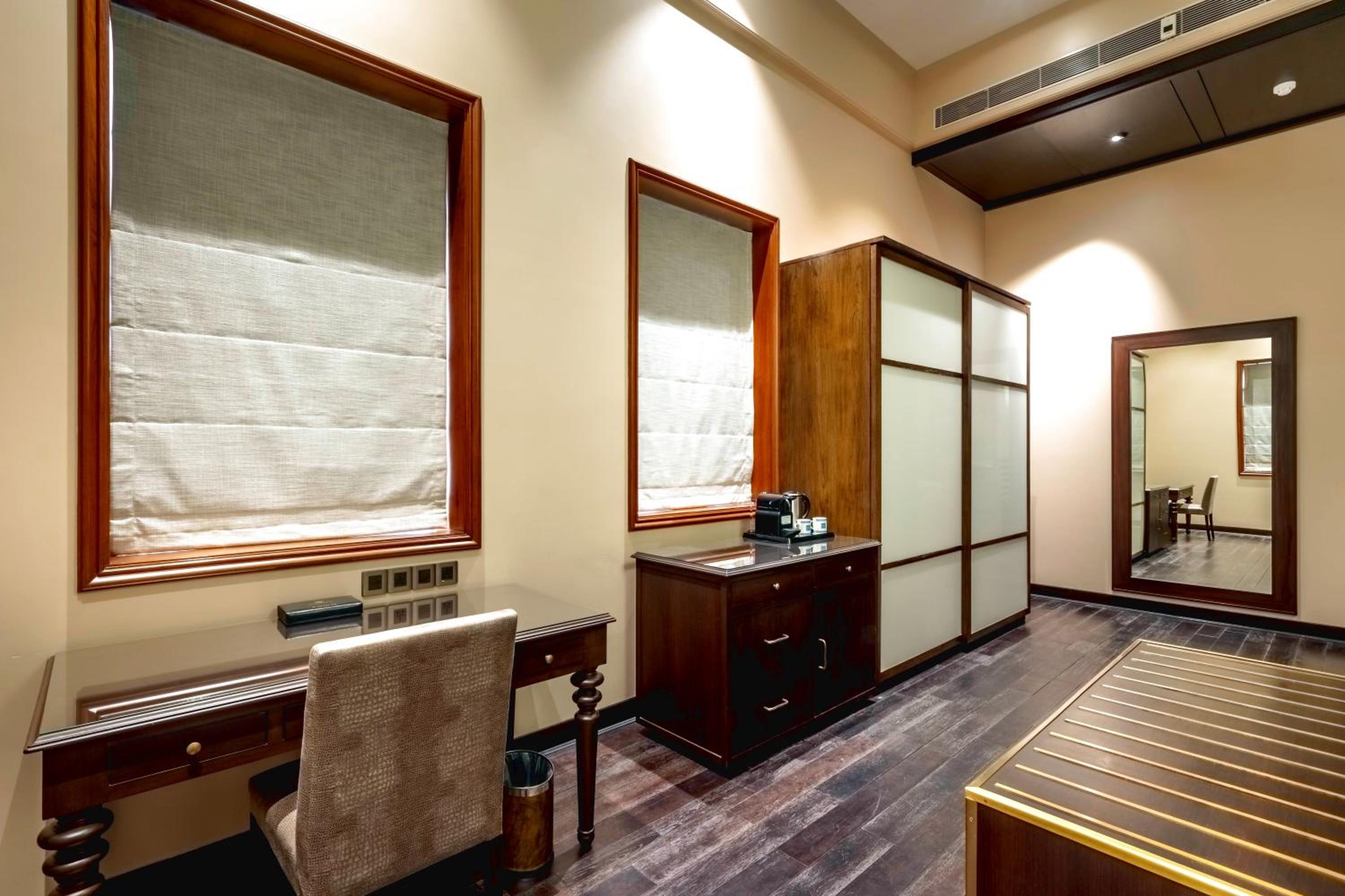 Premier Club Room - 10% off on Laundry and Travel desk - Photo 2