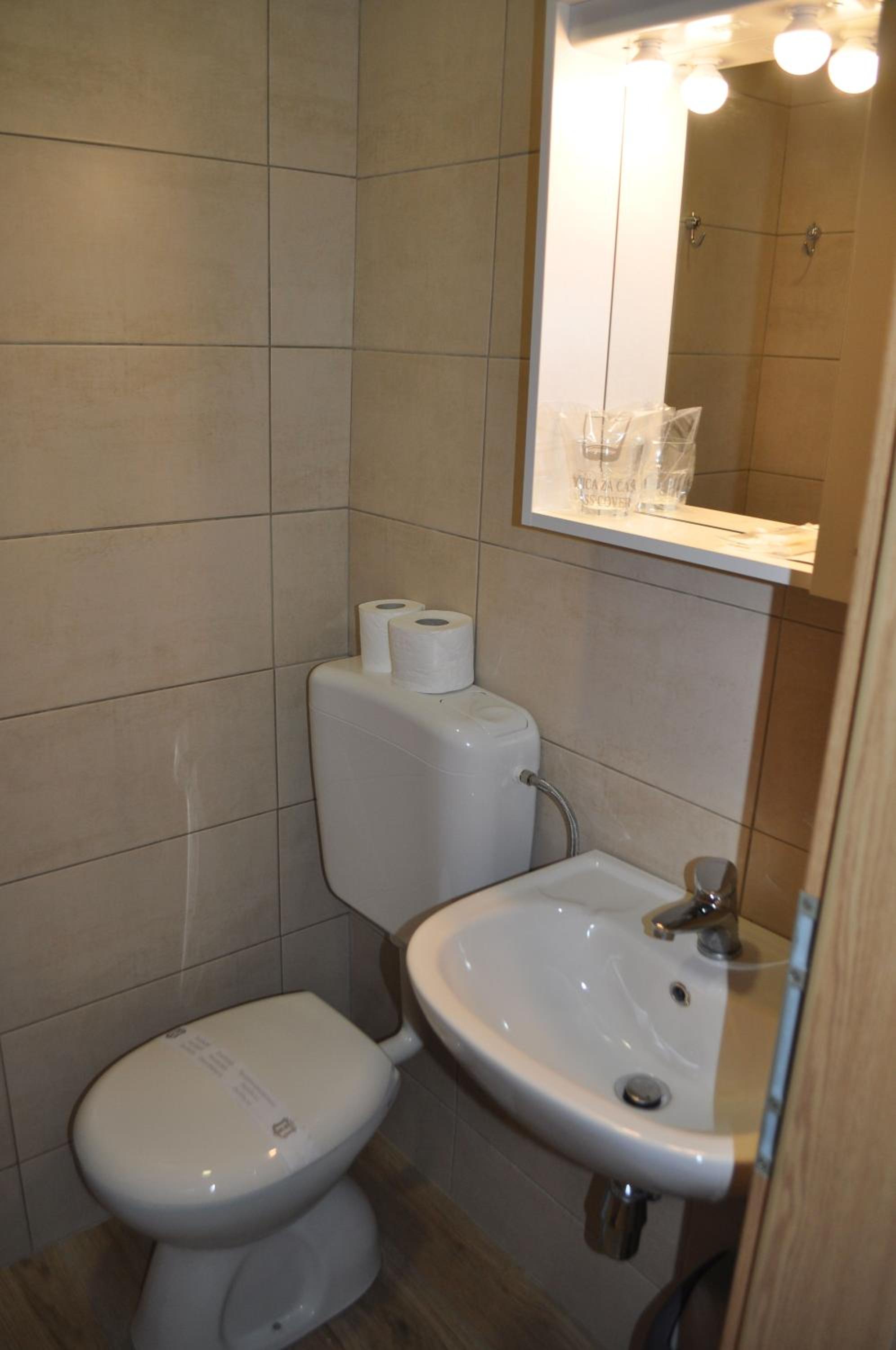 Twin Room - Photo 18