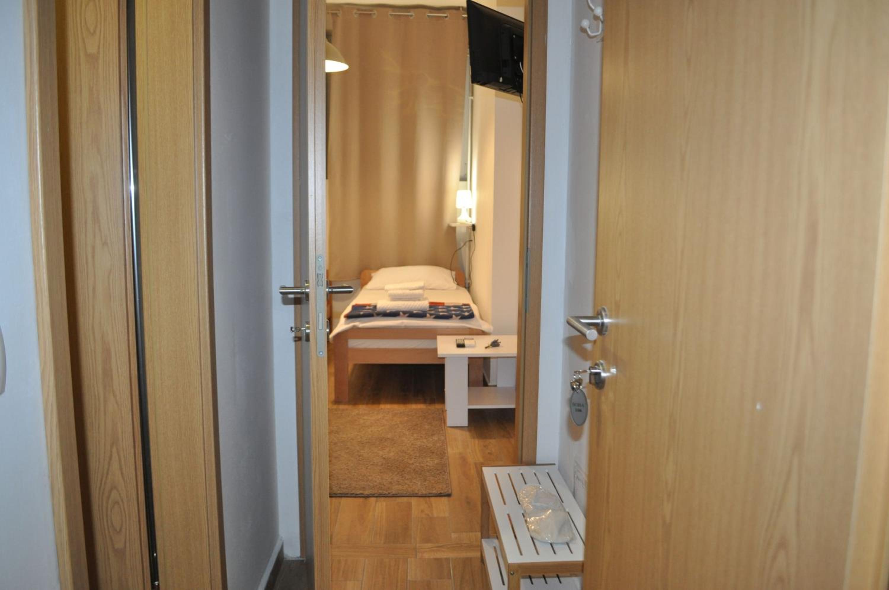 Twin Room - Photo 5