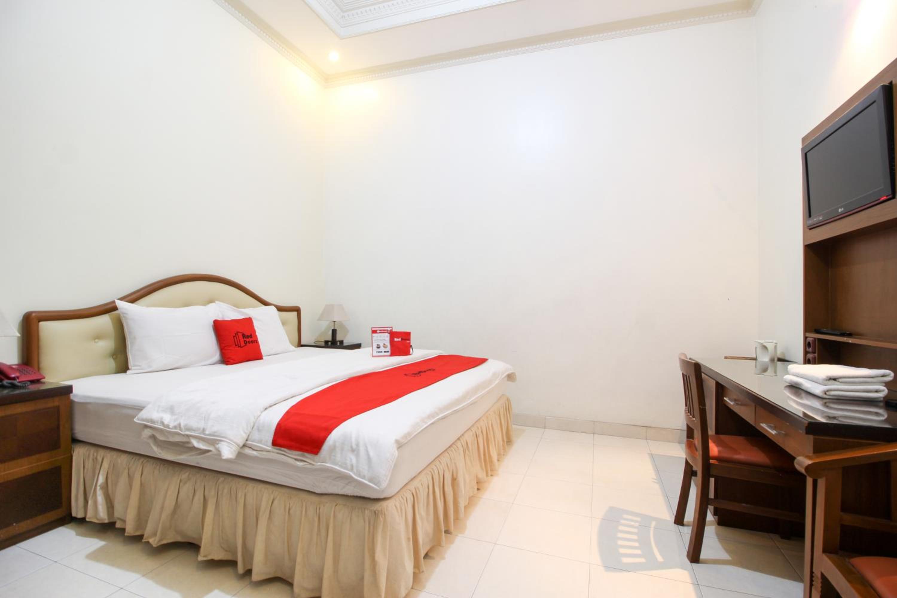 Deluxe Room - Photo 6