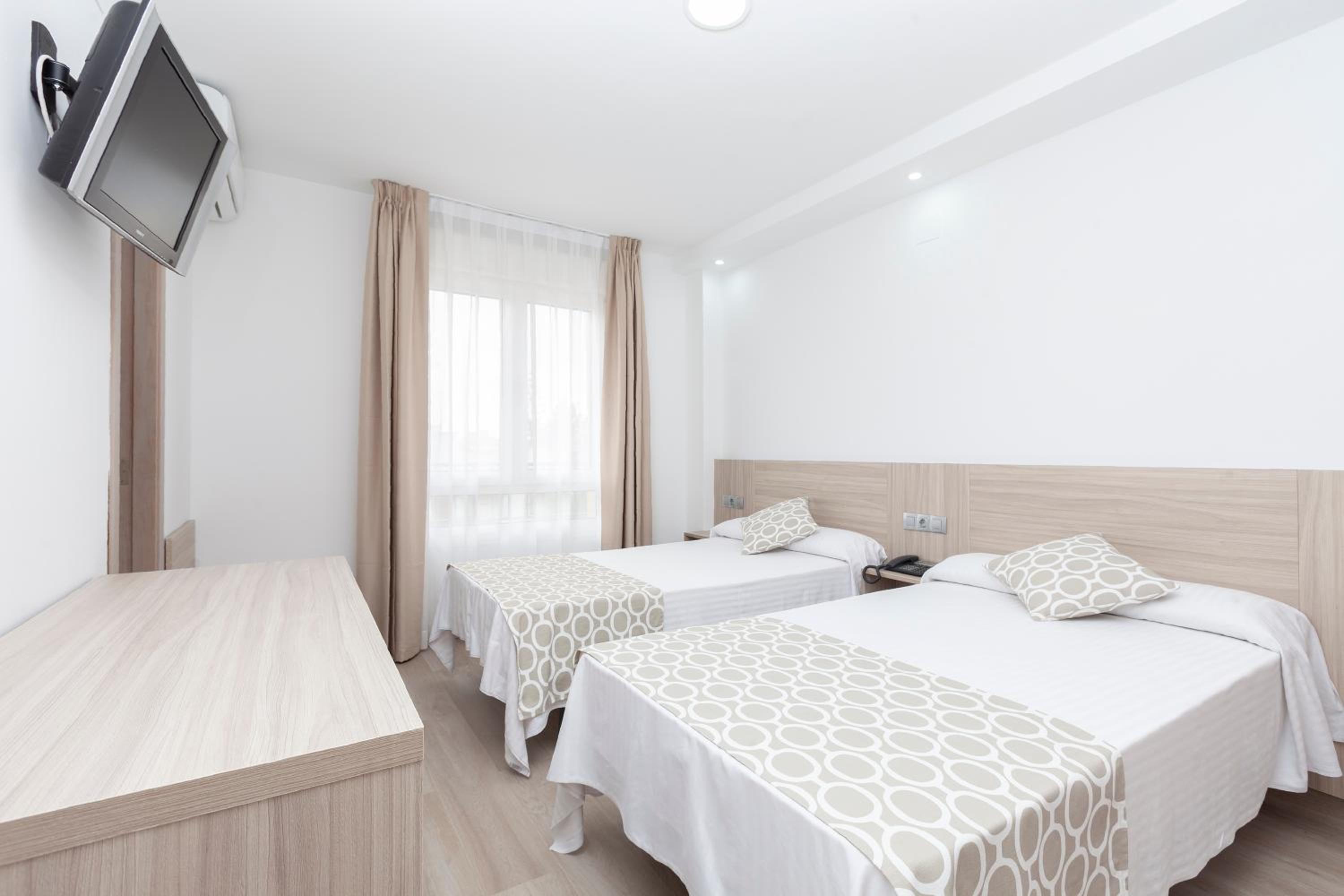 Triple Room (2 Adults + 1 Child) - Photo 1