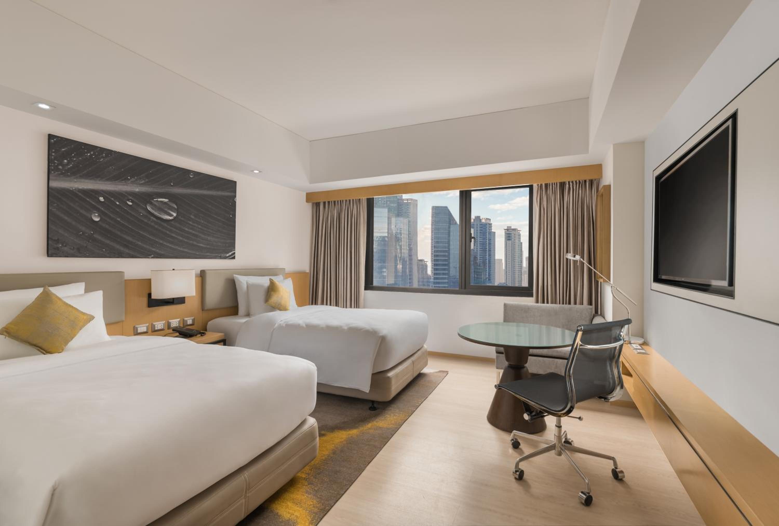1 King Bed, One-Bedroom Large Suite with Living Area and Lounge Access - Photo 3