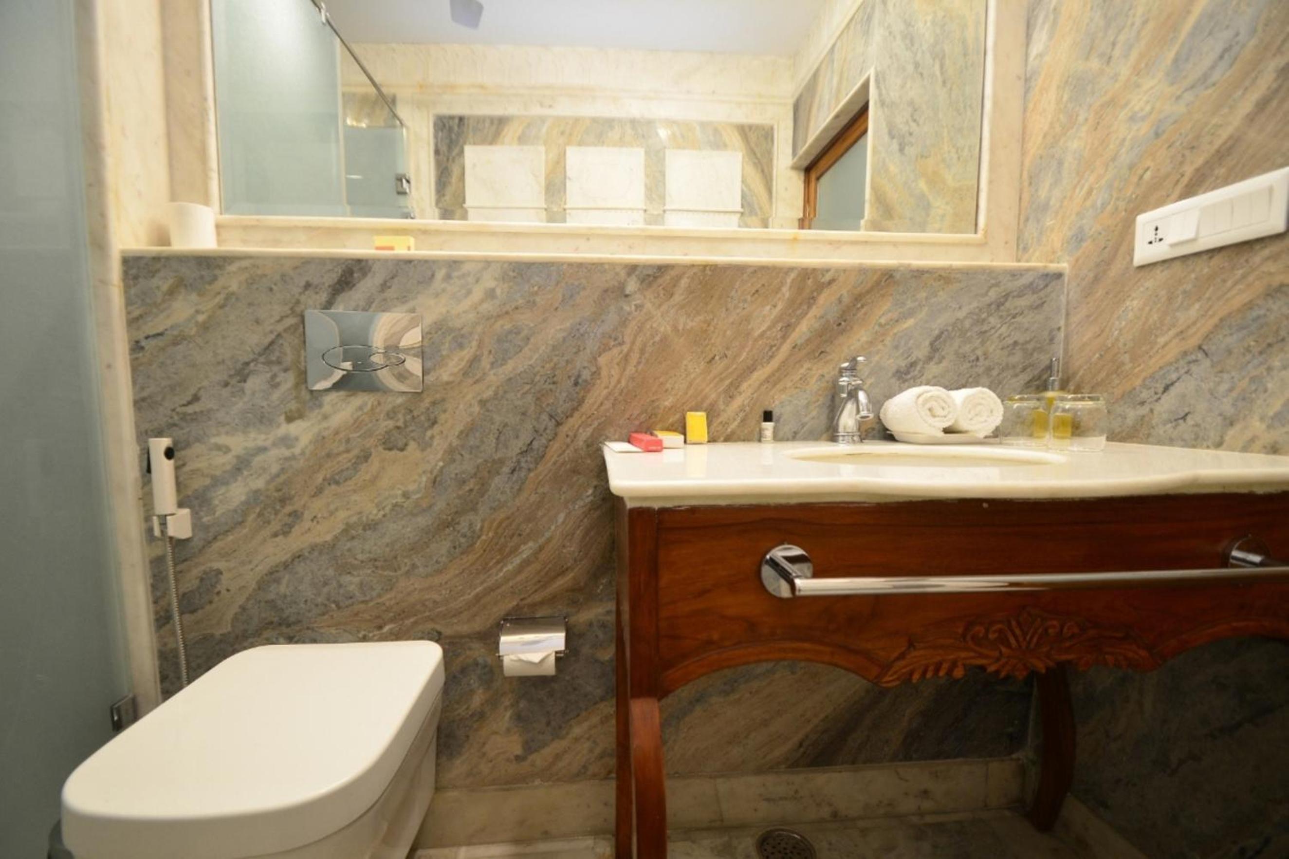 Deluxe Double Room: 15% off on food & beverage services, 20% off on session of Spa   - Photo 2
