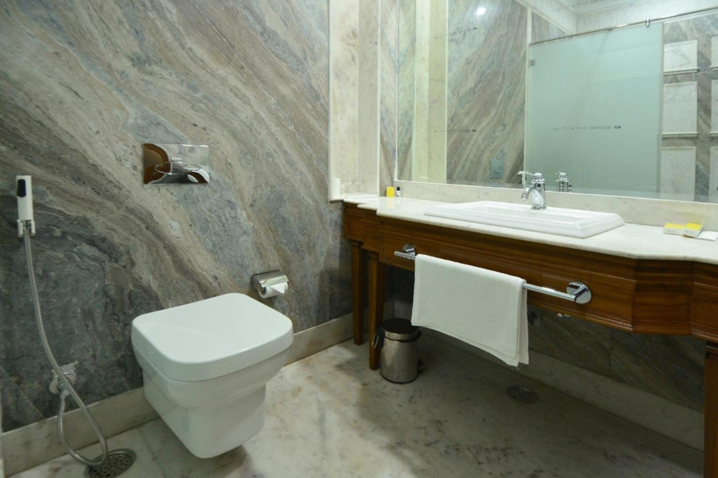 Superior Room:: 15% off on food & beverage services, 20% off on session of Spa   - Photo 4