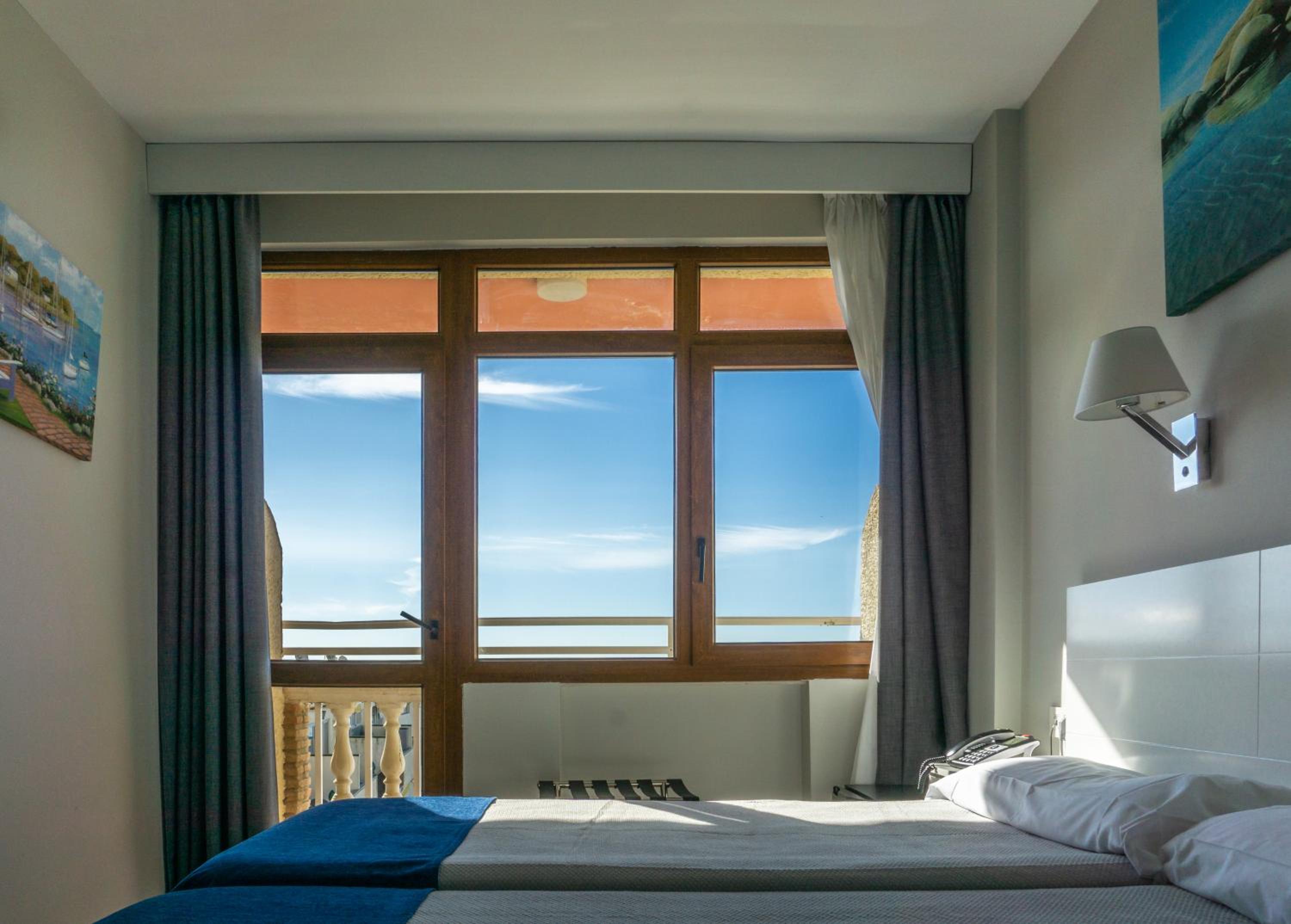 Twin Room with Sea View - Photo 3