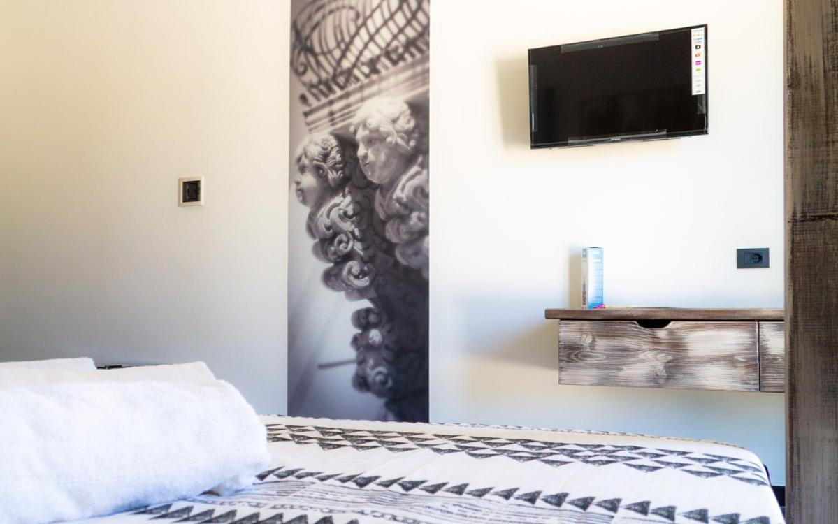 Deluxe Room (2 Adults + 1 Child) - Photo 1