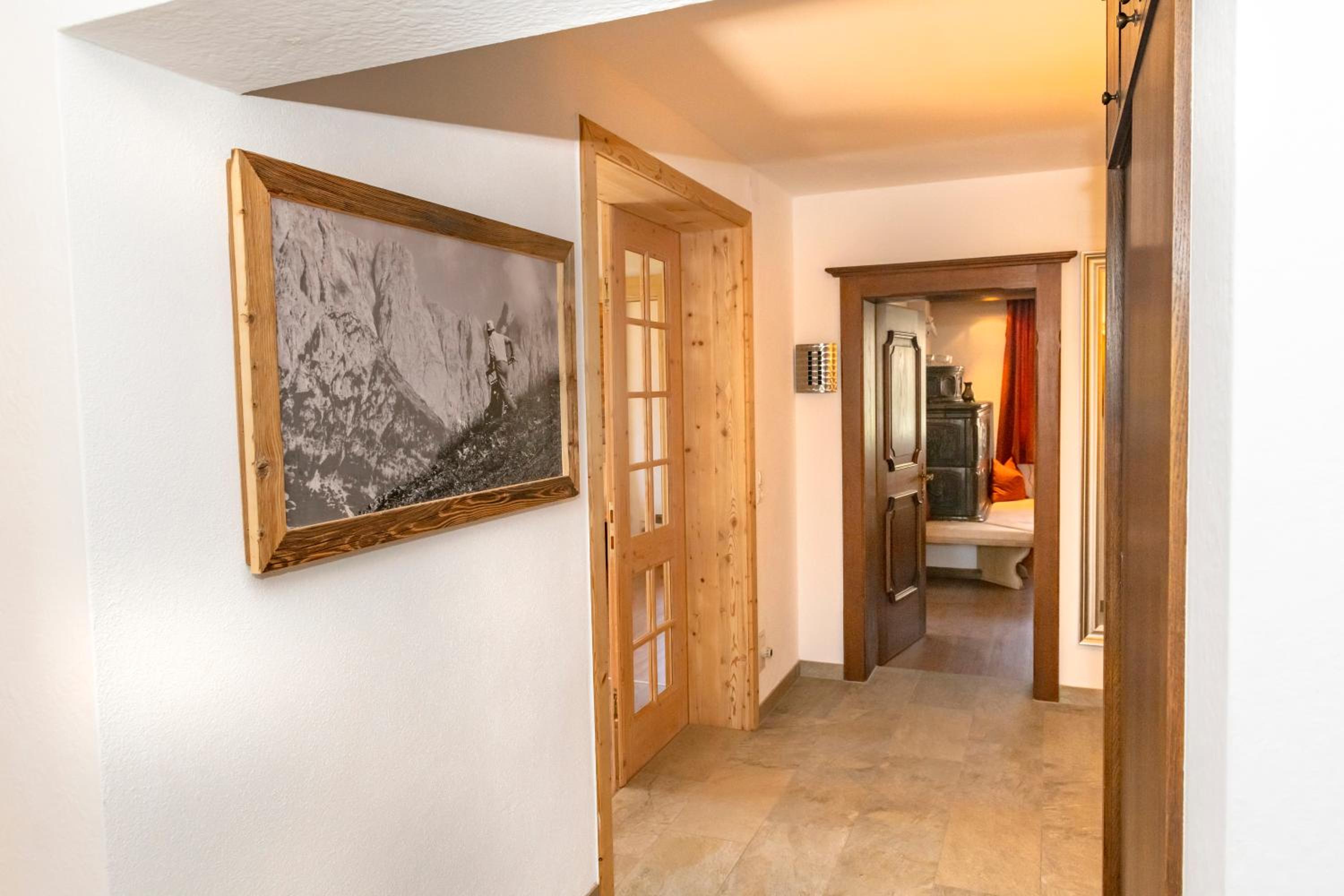 Five-Bedroom House photo 1