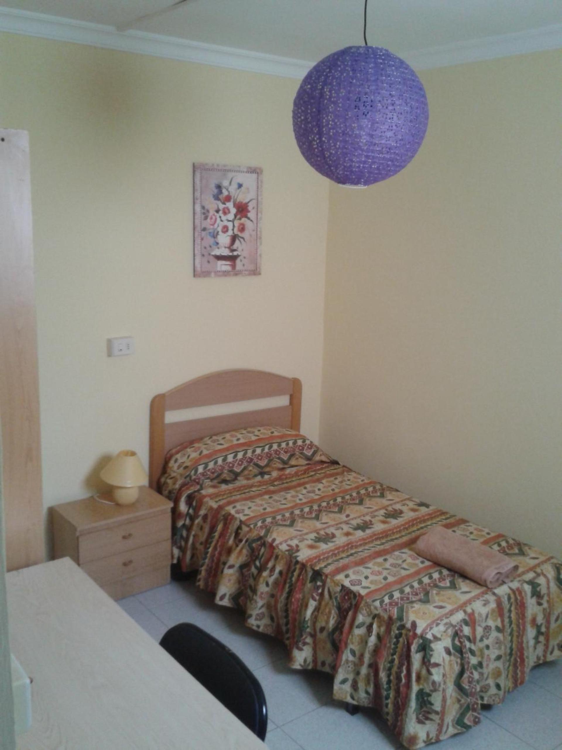 Habitación individual con baño compartido