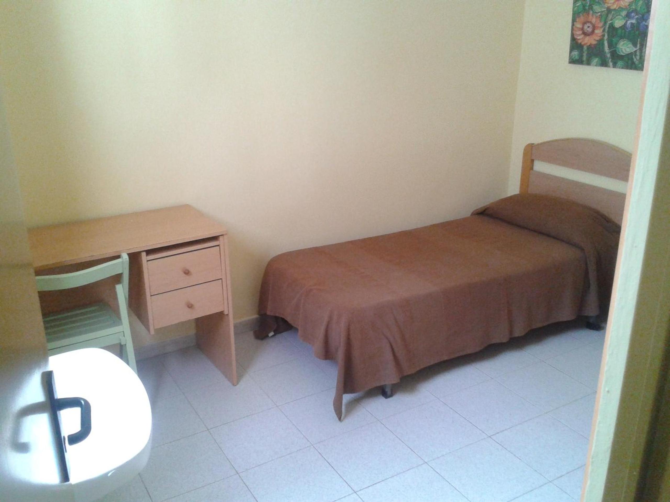 Single Room with Shared Bathroom photo 2