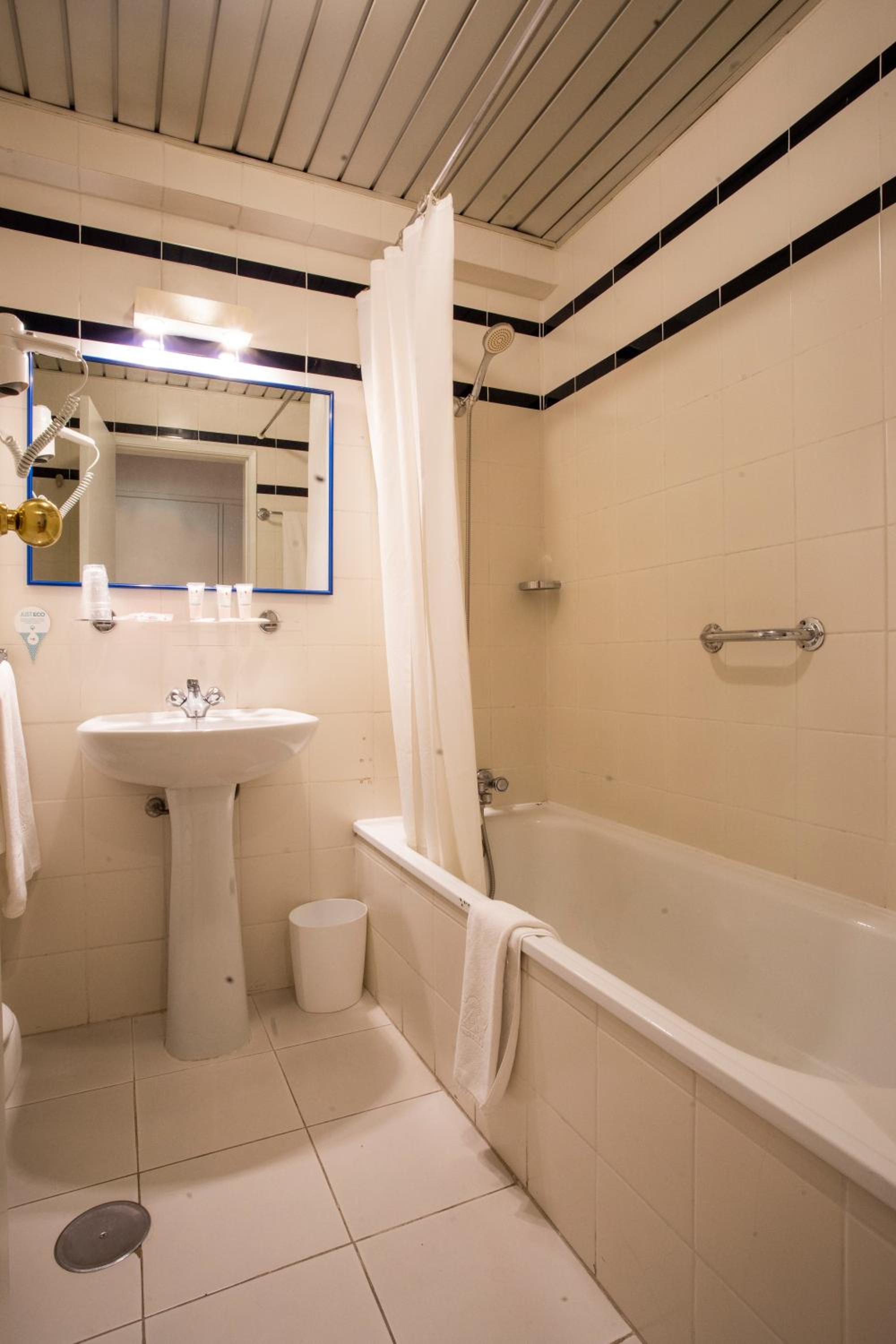 Double Room - Photo 6