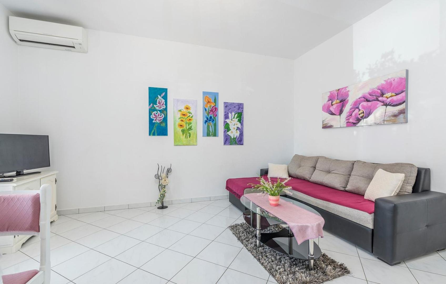 Apartment with Garden View