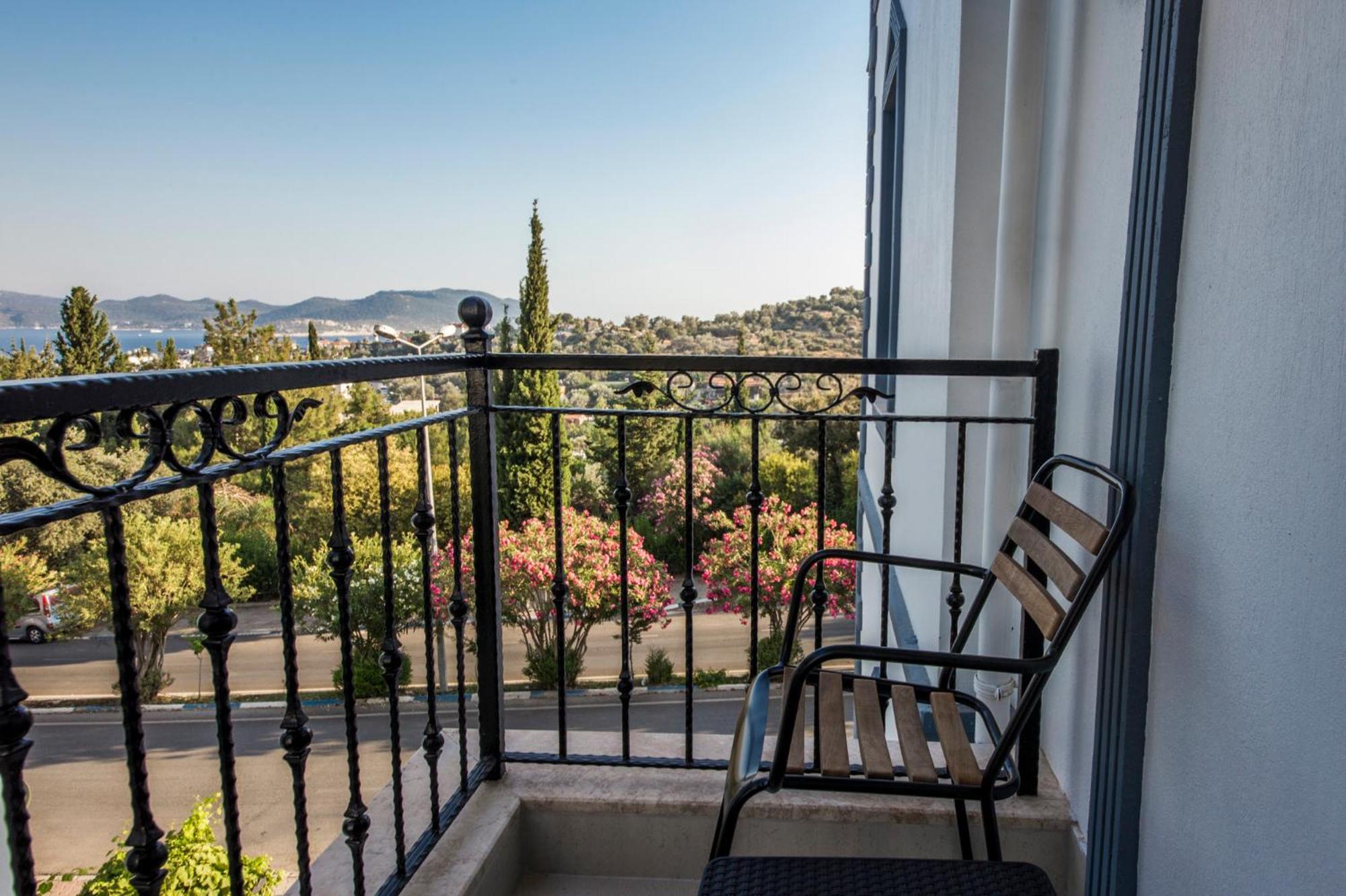 Apartment with Balcony - Photo 7
