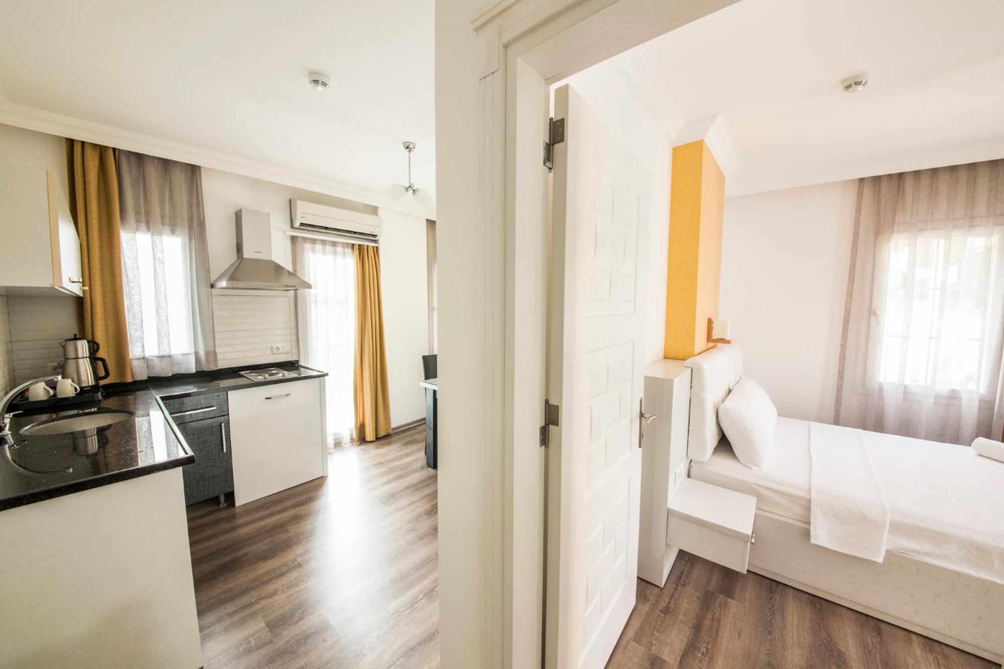 Apartment with Balcony - Photo 5